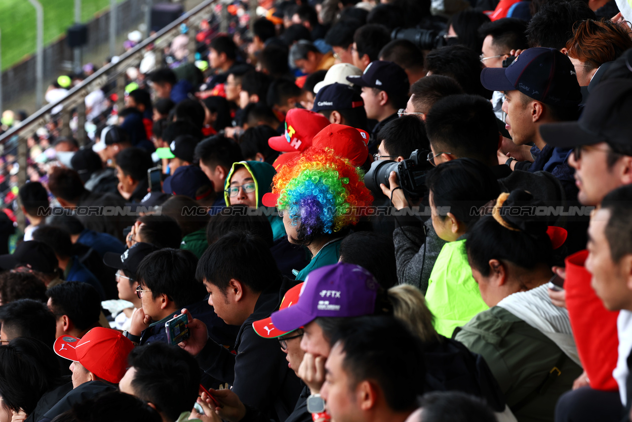 GP CINA, Circuit Atmosfera - fans in the grandstand.

21.04.2024. Formula 1 World Championship, Rd 5, Chinese Grand Prix, Shanghai, China, Gara Day.

 - www.xpbimages.com, EMail: requests@xpbimages.com © Copyright: Coates / XPB Images