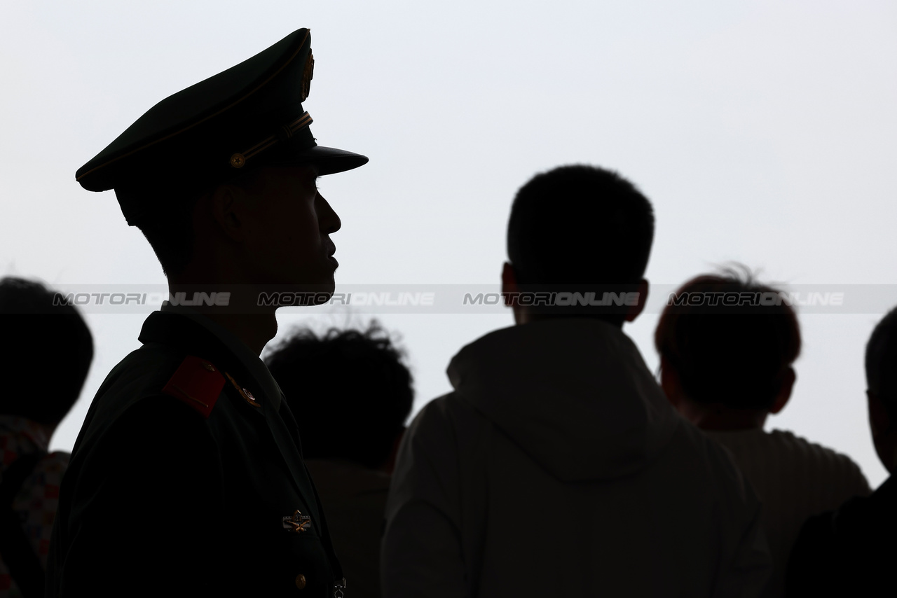 GP CINA, Circuit Atmosfera - security guard.

21.04.2024. Formula 1 World Championship, Rd 5, Chinese Grand Prix, Shanghai, China, Gara Day.

 - www.xpbimages.com, EMail: requests@xpbimages.com © Copyright: Coates / XPB Images