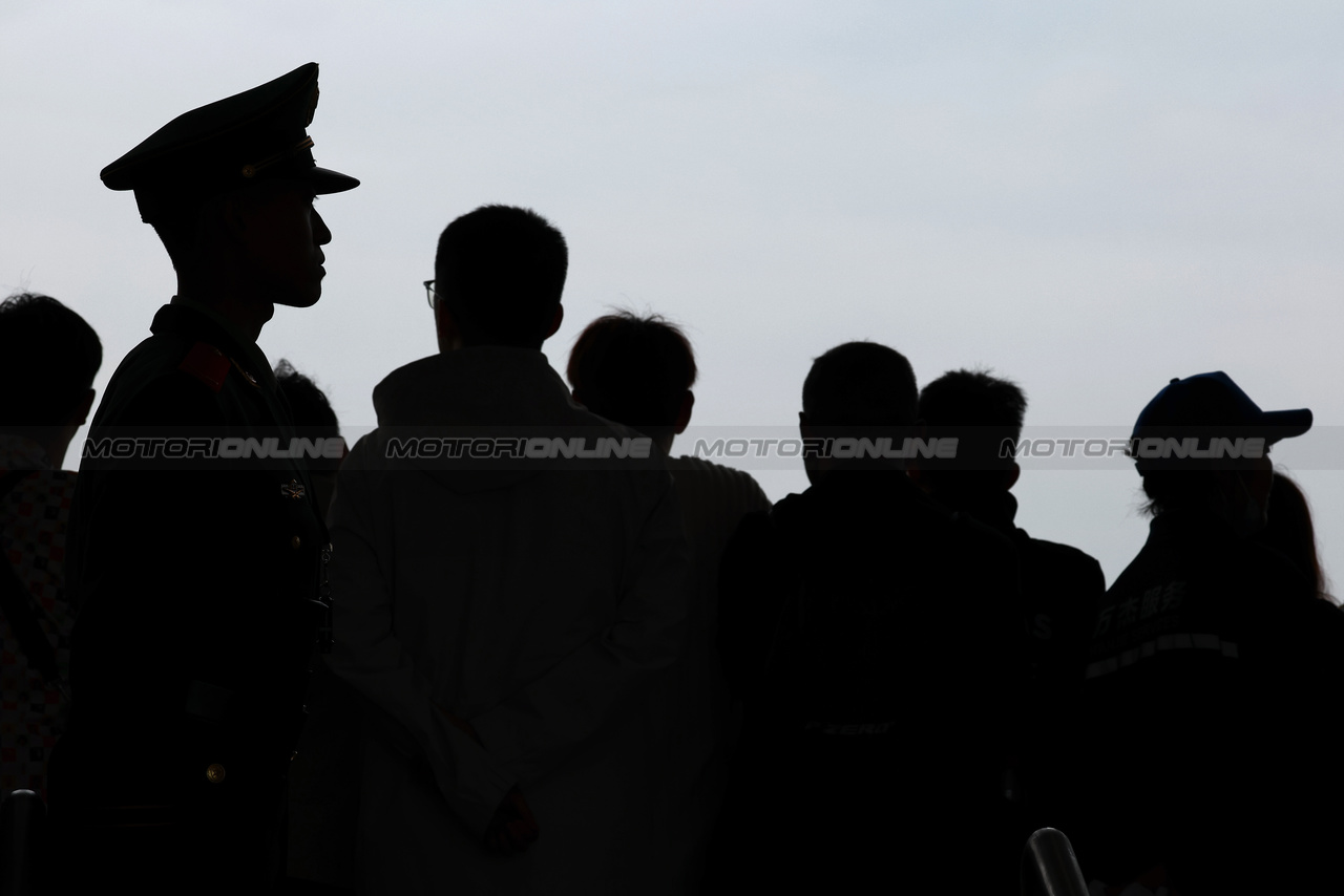 GP CINA, Circuit Atmosfera - security guard.

21.04.2024. Formula 1 World Championship, Rd 5, Chinese Grand Prix, Shanghai, China, Gara Day.

 - www.xpbimages.com, EMail: requests@xpbimages.com © Copyright: Coates / XPB Images