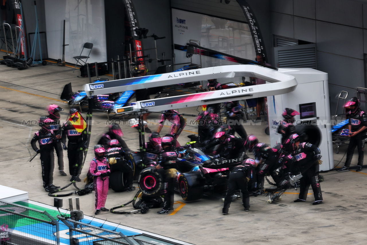 GP CINA, Pierre Gasly (FRA) Alpine F1 Team A524 makes a pit stop.

21.04.2024. Formula 1 World Championship, Rd 5, Chinese Grand Prix, Shanghai, China, Gara Day.

 - www.xpbimages.com, EMail: requests@xpbimages.com © Copyright: Coates / XPB Images