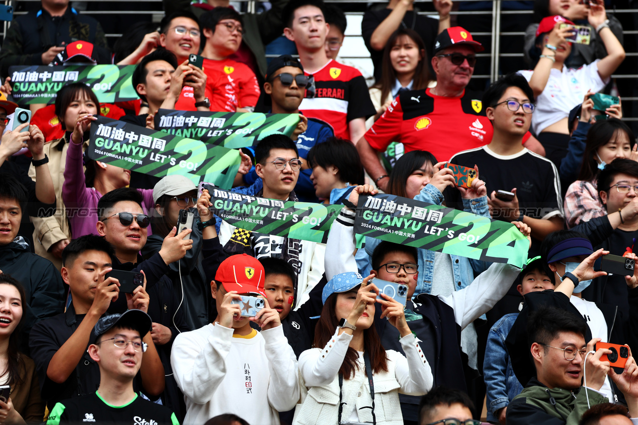 GP CINA, Circuit Atmosfera - Zhou Guanyu (CHN) Sauber fans in the grandstand.

21.04.2024. Formula 1 World Championship, Rd 5, Chinese Grand Prix, Shanghai, China, Gara Day.

 - www.xpbimages.com, EMail: requests@xpbimages.com © Copyright: Coates / XPB Images