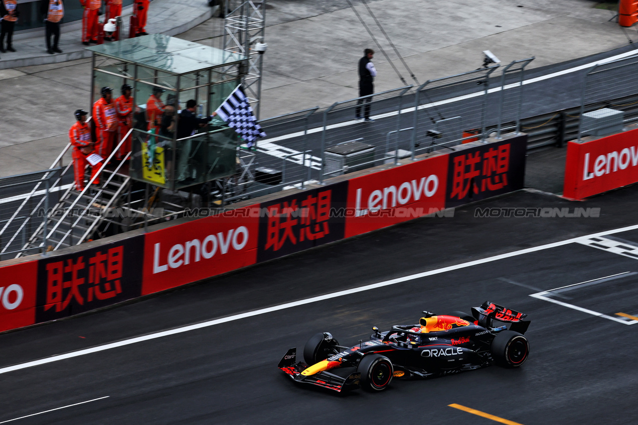 GP CINA, Gara winner Max Verstappen (NLD) Red Bull Racing RB20 takes the chequered flag at the end of the race.

21.04.2024. Formula 1 World Championship, Rd 5, Chinese Grand Prix, Shanghai, China, Gara Day.

 - www.xpbimages.com, EMail: requests@xpbimages.com © Copyright: Coates / XPB Images