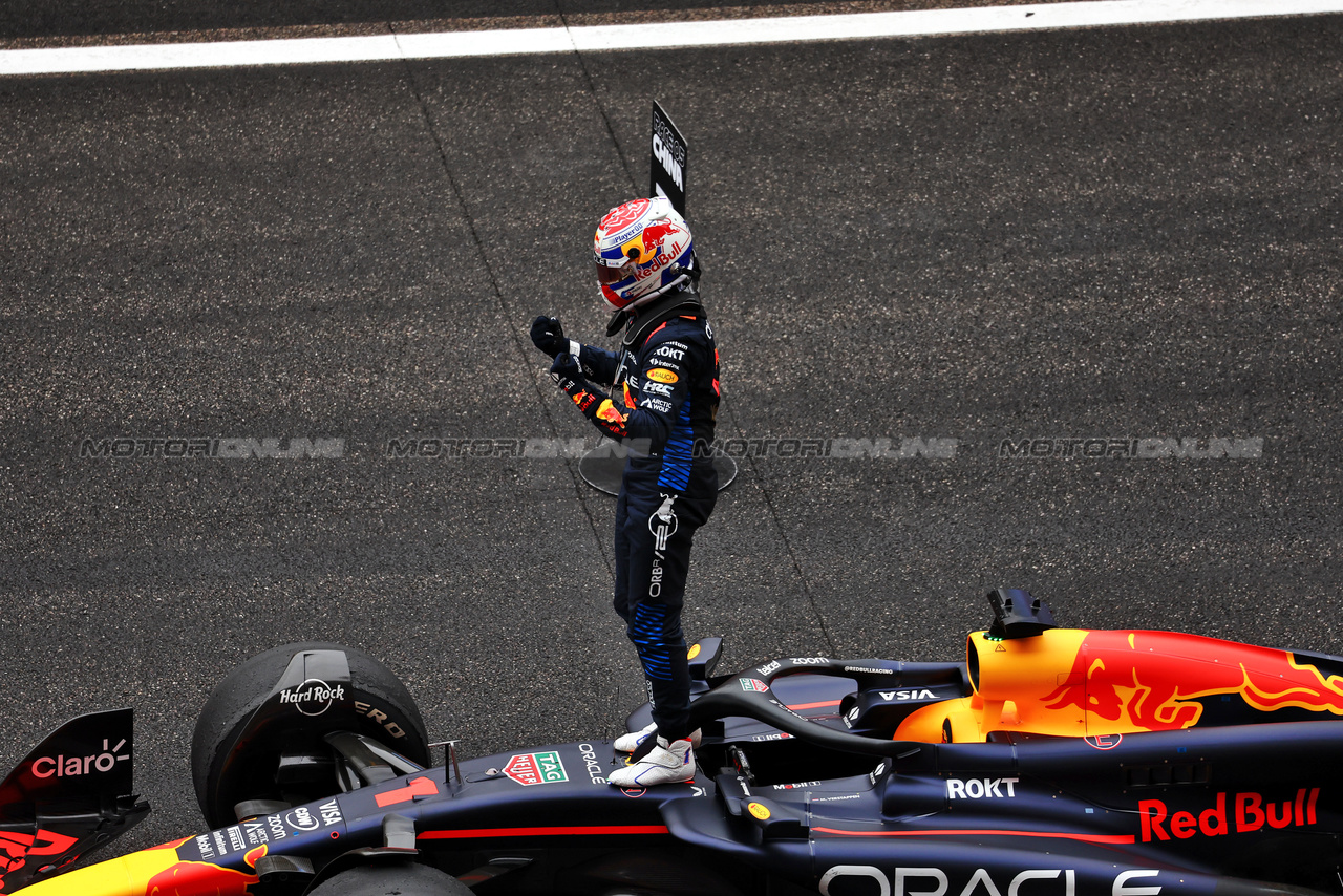 GP CINA, Gara winner Max Verstappen (NLD) Red Bull Racing RB20 celebrates in parc ferme.

21.04.2024. Formula 1 World Championship, Rd 5, Chinese Grand Prix, Shanghai, China, Gara Day.

 - www.xpbimages.com, EMail: requests@xpbimages.com © Copyright: Coates / XPB Images