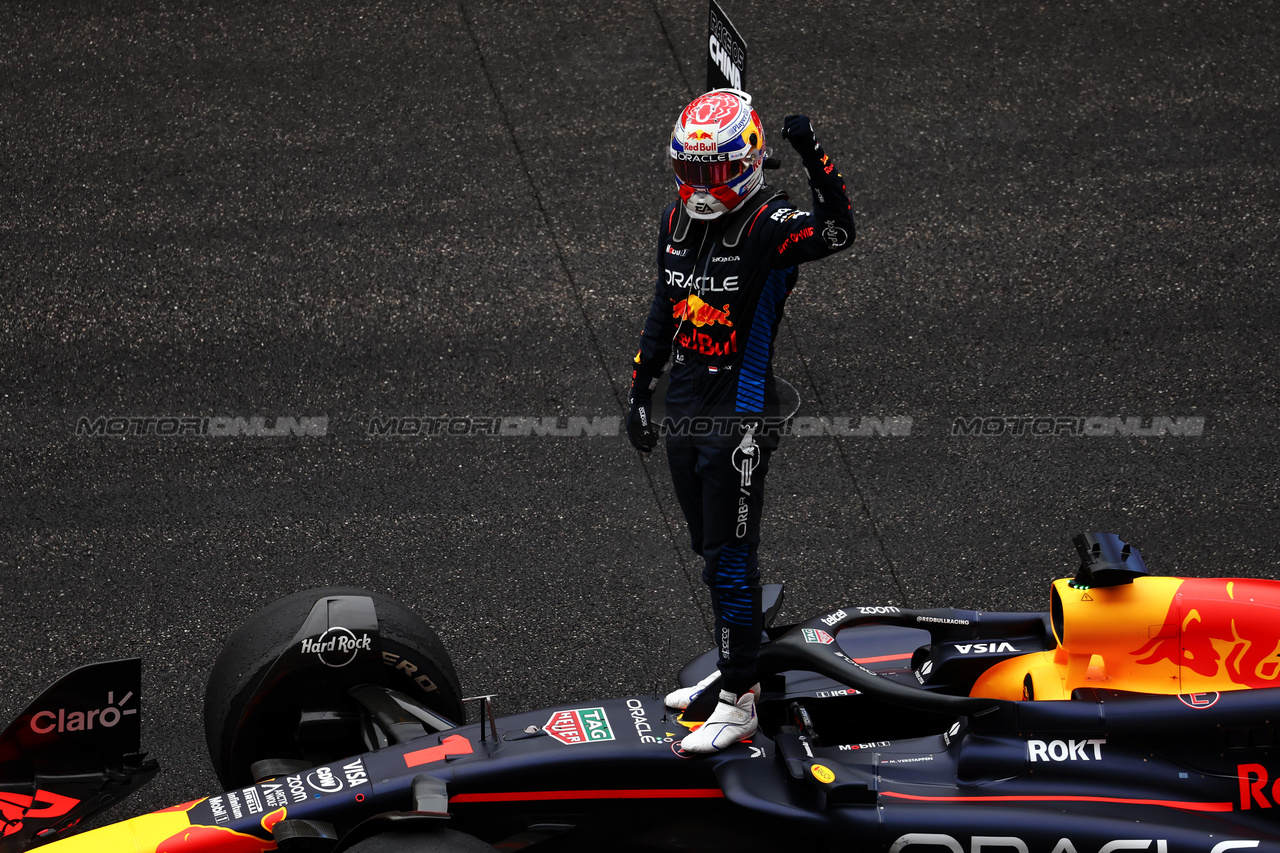 GP CINA, Gara winner Max Verstappen (NLD) Red Bull Racing RB20 celebrates in parc ferme.

21.04.2024. Formula 1 World Championship, Rd 5, Chinese Grand Prix, Shanghai, China, Gara Day.

 - www.xpbimages.com, EMail: requests@xpbimages.com © Copyright: Coates / XPB Images