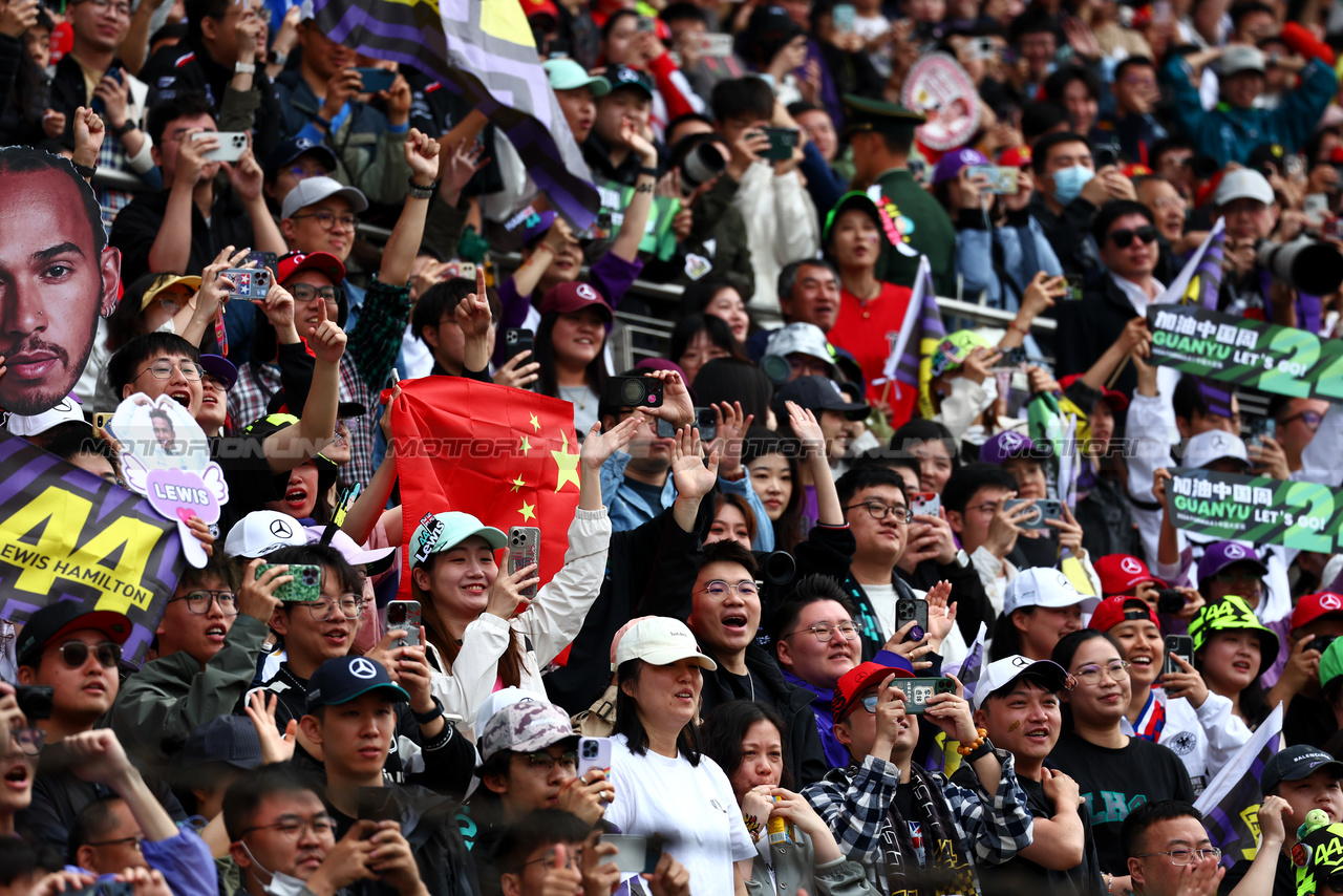 GP CINA, Circuit Atmosfera - Zhou Guanyu (CHN) Sauber fans in the grandstand.

21.04.2024. Formula 1 World Championship, Rd 5, Chinese Grand Prix, Shanghai, China, Gara Day.

 - www.xpbimages.com, EMail: requests@xpbimages.com © Copyright: Coates / XPB Images