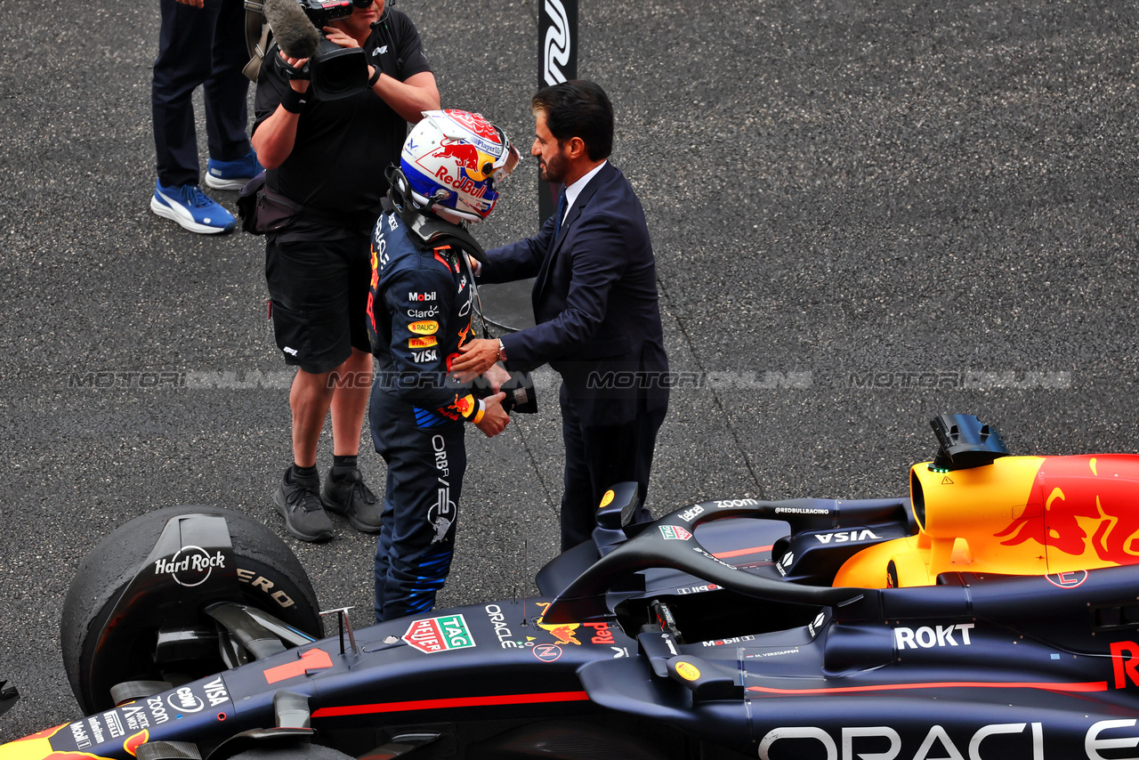 GP CINA, Gara winner Max Verstappen (NLD) Red Bull Racing in parc ferme with Mohammed Bin Sulayem (UAE) FIA President.

21.04.2024. Formula 1 World Championship, Rd 5, Chinese Grand Prix, Shanghai, China, Gara Day.

 - www.xpbimages.com, EMail: requests@xpbimages.com © Copyright: Coates / XPB Images