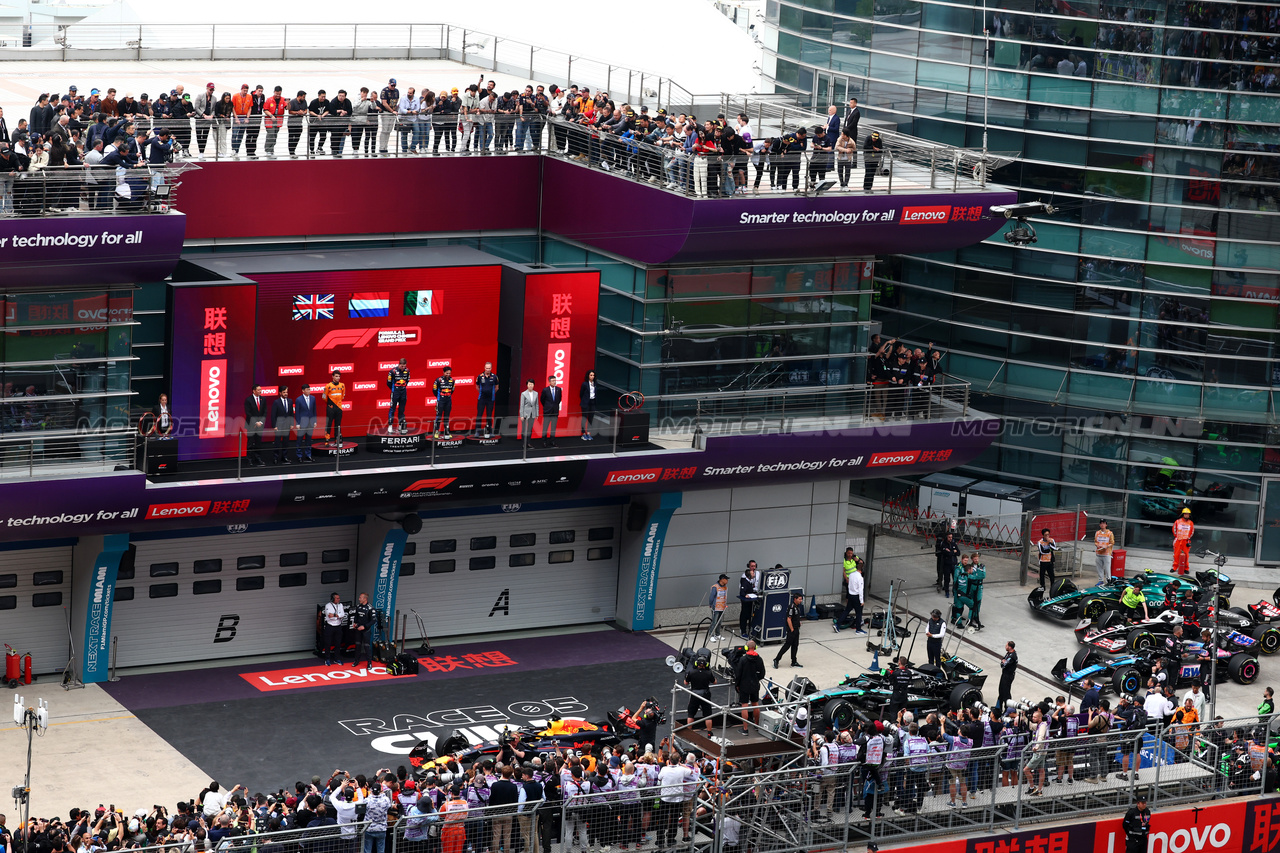 GP CINA, The podium (L to R): Lando Norris (GBR) McLaren, second; Max Verstappen (NLD) Red Bull Racing, vincitore; Sergio Perez (MEX) Red Bull Racing, third; Paul Monaghan (GBR) Red Bull Racing Chief Engineer.

21.04.2024. Formula 1 World Championship, Rd 5, Chinese Grand Prix, Shanghai, China, Gara Day.

 - www.xpbimages.com, EMail: requests@xpbimages.com © Copyright: Coates / XPB Images