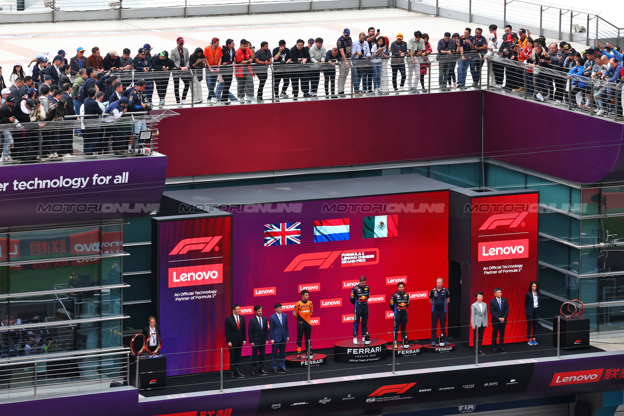 GP CINA, The podium (L to R): Lando Norris (GBR) McLaren, second; Max Verstappen (NLD) Red Bull Racing, vincitore; Sergio Perez (MEX) Red Bull Racing, third; Paul Monaghan (GBR) Red Bull Racing Chief Engineer.

21.04.2024. Formula 1 World Championship, Rd 5, Chinese Grand Prix, Shanghai, China, Gara Day.

 - www.xpbimages.com, EMail: requests@xpbimages.com © Copyright: Coates / XPB Images