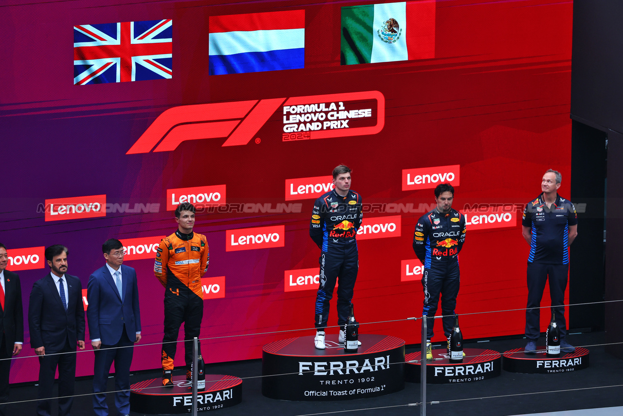 GP CINA, The podium (L to R): Lando Norris (GBR) McLaren, second; Max Verstappen (NLD) Red Bull Racing, vincitore; Sergio Perez (MEX) Red Bull Racing, third; Paul Monaghan (GBR) Red Bull Racing Chief Engineer.

21.04.2024. Formula 1 World Championship, Rd 5, Chinese Grand Prix, Shanghai, China, Gara Day.

 - www.xpbimages.com, EMail: requests@xpbimages.com © Copyright: Coates / XPB Images