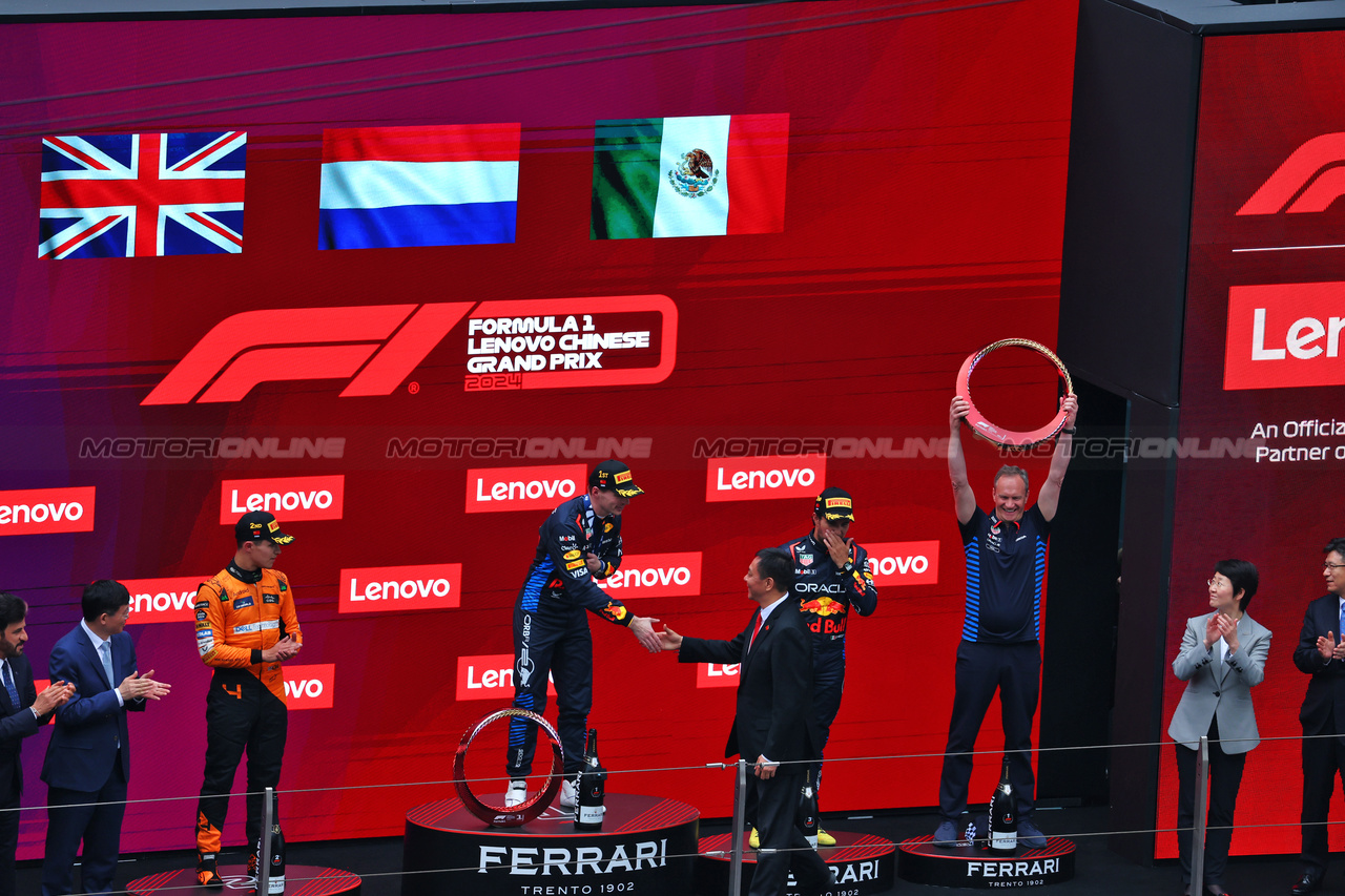GP CINA, The podium (L to R): Lando Norris (GBR) McLaren, second; Max Verstappen (NLD) Red Bull Racing, vincitore; Sergio Perez (MEX) Red Bull Racing, third; Paul Monaghan (GBR) Red Bull Racing Chief Engineer.

21.04.2024. Formula 1 World Championship, Rd 5, Chinese Grand Prix, Shanghai, China, Gara Day.

 - www.xpbimages.com, EMail: requests@xpbimages.com © Copyright: Coates / XPB Images