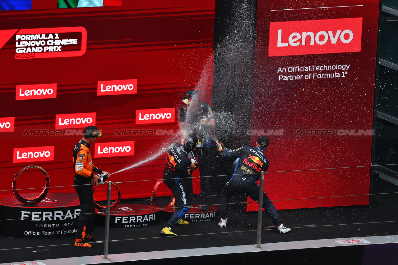 GP CINA, The podium: Lando Norris (GBR) McLaren, second; Max Verstappen (NLD) Red Bull Racing, vincitore; Sergio Perez (MEX) Red Bull Racing, third; Paul Monaghan (GBR) Red Bull Racing Chief Engineer.

21.04.2024. Formula 1 World Championship, Rd 5, Chinese Grand Prix, Shanghai, China, Gara Day.

 - www.xpbimages.com, EMail: requests@xpbimages.com © Copyright: Coates / XPB Images