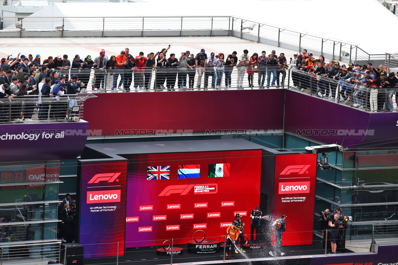 GP CINA, The podium: Lando Norris (GBR) McLaren, second; Max Verstappen (NLD) Red Bull Racing, vincitore; Sergio Perez (MEX) Red Bull Racing, third; Paul Monaghan (GBR) Red Bull Racing Chief Engineer.

21.04.2024. Formula 1 World Championship, Rd 5, Chinese Grand Prix, Shanghai, China, Gara Day.

 - www.xpbimages.com, EMail: requests@xpbimages.com © Copyright: Coates / XPB Images
