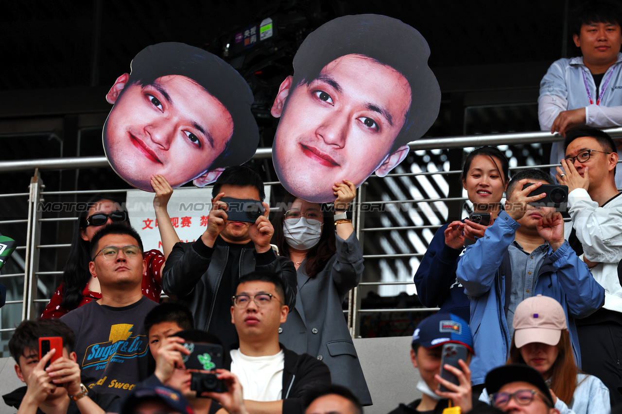 GP CINA, Circuit Atmosfera - Zhou Guanyu (CHN) Sauber fans in the grandstand.

21.04.2024. Formula 1 World Championship, Rd 5, Chinese Grand Prix, Shanghai, China, Gara Day.

 - www.xpbimages.com, EMail: requests@xpbimages.com © Copyright: Coates / XPB Images