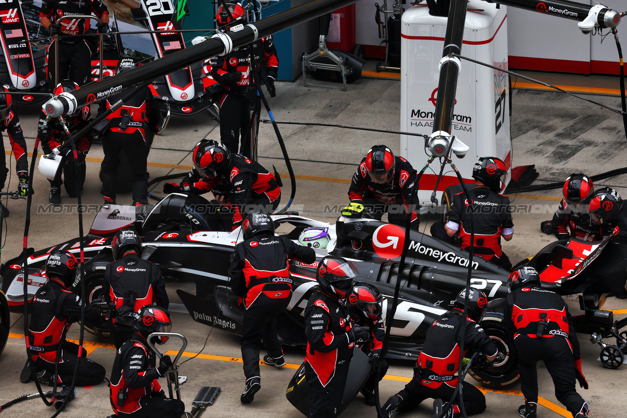 GP CINA, Nico Hulkenberg (GER) Haas VF-24 makes a pit stop.

21.04.2024. Formula 1 World Championship, Rd 5, Chinese Grand Prix, Shanghai, China, Gara Day.

 - www.xpbimages.com, EMail: requests@xpbimages.com © Copyright: Coates / XPB Images