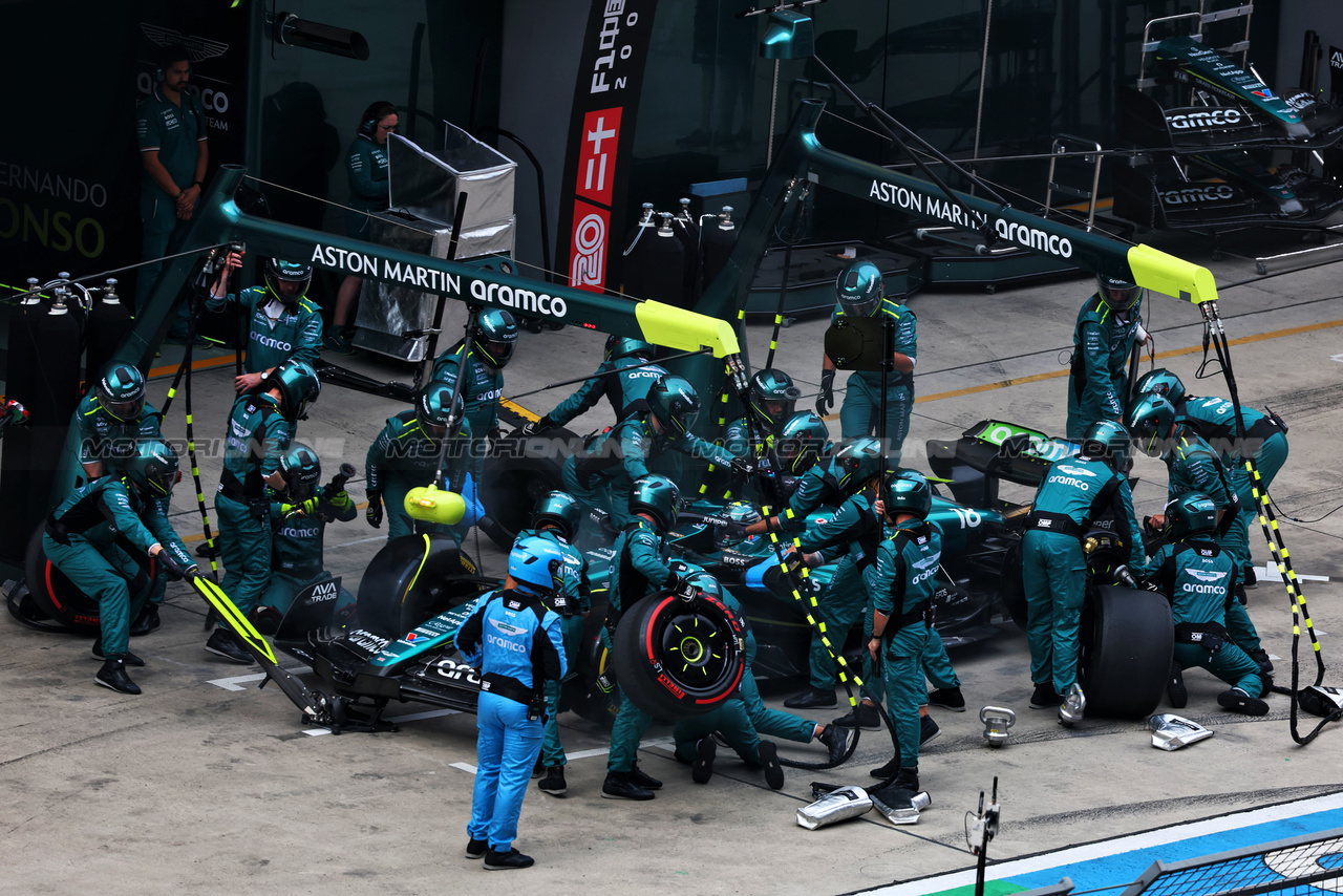 GP CINA, Lance Stroll (CDN) Aston Martin F1 Team AMR24 makes a pit stop.

21.04.2024. Formula 1 World Championship, Rd 5, Chinese Grand Prix, Shanghai, China, Gara Day.

 - www.xpbimages.com, EMail: requests@xpbimages.com © Copyright: Coates / XPB Images