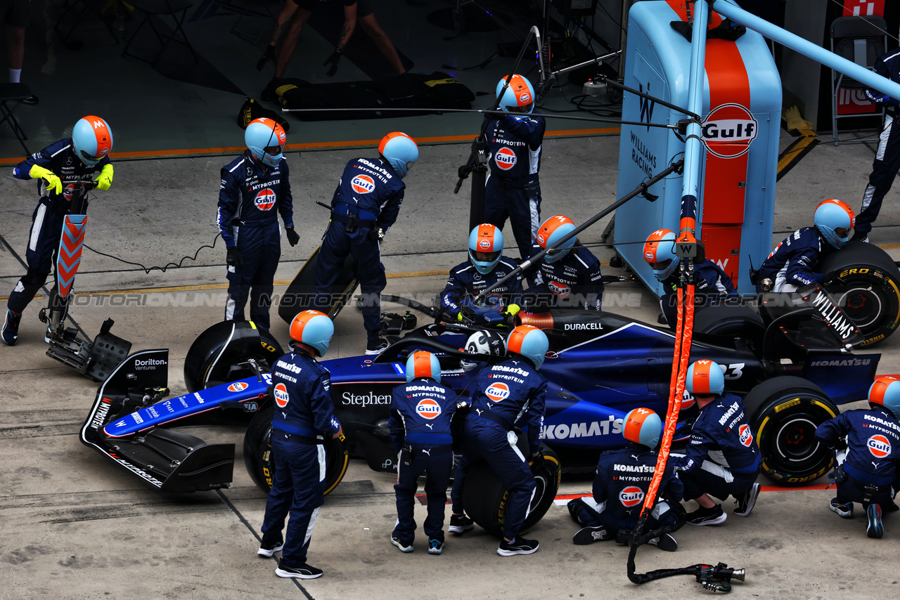 GP CINA, Alexander Albon (THA) Williams Racing FW46 makes a pit stop.

21.04.2024. Formula 1 World Championship, Rd 5, Chinese Grand Prix, Shanghai, China, Gara Day.

 - www.xpbimages.com, EMail: requests@xpbimages.com © Copyright: Coates / XPB Images