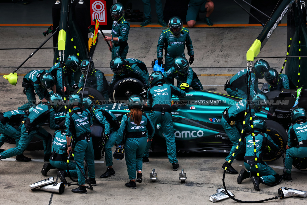 GP CINA, Fernando Alonso (ESP) Aston Martin F1 Team AMR24 makes a pit stop.

21.04.2024. Formula 1 World Championship, Rd 5, Chinese Grand Prix, Shanghai, China, Gara Day.

 - www.xpbimages.com, EMail: requests@xpbimages.com © Copyright: Coates / XPB Images