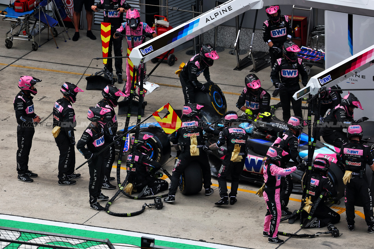 GP CINA, Pierre Gasly (FRA) Alpine F1 Team A524 makes a pit stop.

21.04.2024. Formula 1 World Championship, Rd 5, Chinese Grand Prix, Shanghai, China, Gara Day.

 - www.xpbimages.com, EMail: requests@xpbimages.com © Copyright: Coates / XPB Images