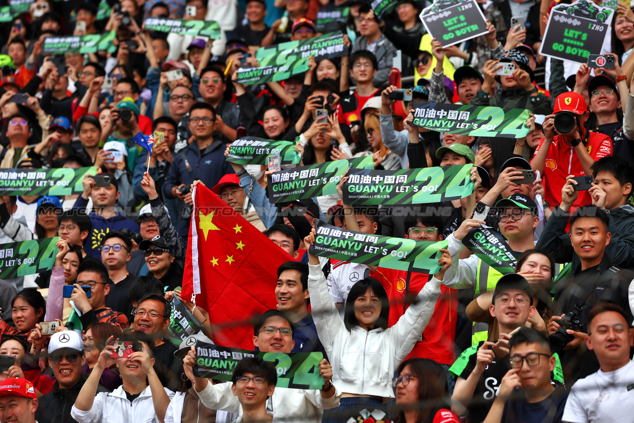 GP CINA, Circuit Atmosfera - Zhou Guanyu (CHN) Sauber fans in the grandstand.

21.04.2024. Formula 1 World Championship, Rd 5, Chinese Grand Prix, Shanghai, China, Gara Day.

 - www.xpbimages.com, EMail: requests@xpbimages.com © Copyright: Coates / XPB Images