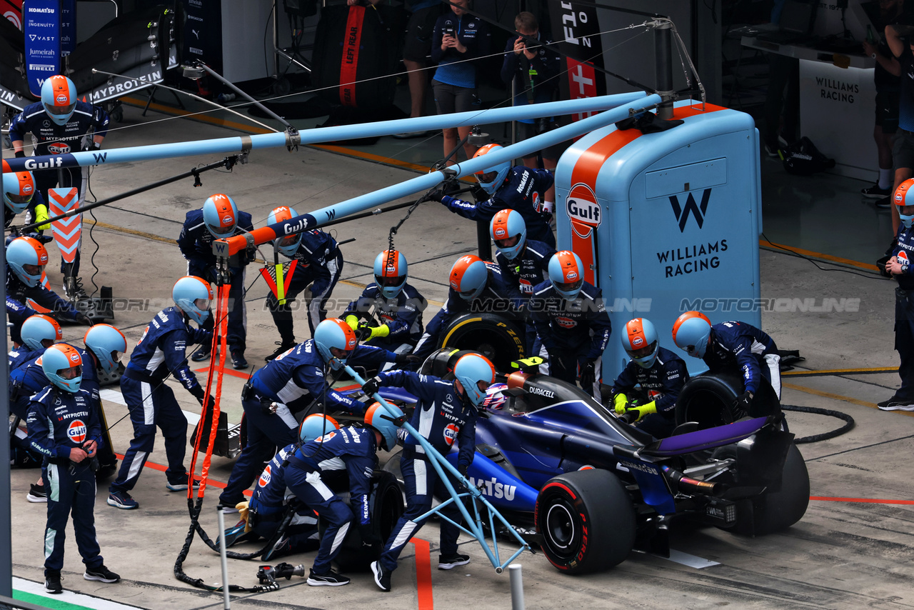 GP CINA, Logan Sargeant (USA) Williams Racing FW46 makes a pit stop.

21.04.2024. Formula 1 World Championship, Rd 5, Chinese Grand Prix, Shanghai, China, Gara Day.

 - www.xpbimages.com, EMail: requests@xpbimages.com © Copyright: Coates / XPB Images
