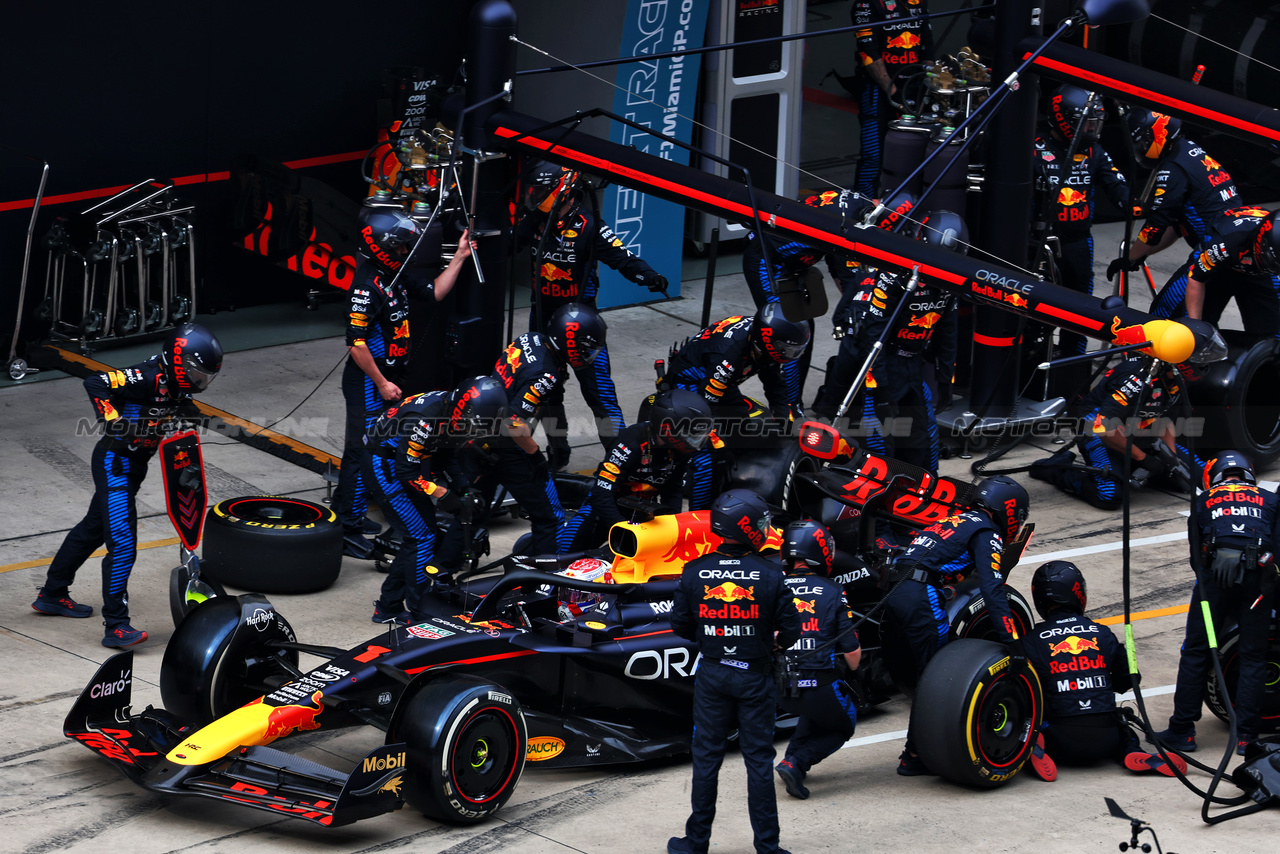 GP CINA, Max Verstappen (NLD) Red Bull Racing RB20 makes a pit stop.

21.04.2024. Formula 1 World Championship, Rd 5, Chinese Grand Prix, Shanghai, China, Gara Day.

 - www.xpbimages.com, EMail: requests@xpbimages.com © Copyright: Coates / XPB Images