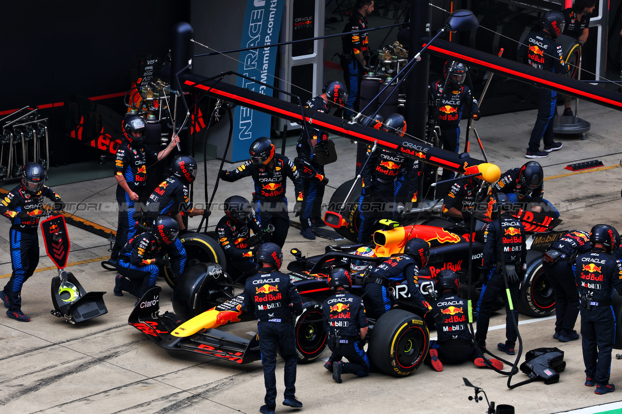 GP CINA, Sergio Perez (MEX) Red Bull Racing RB20 makes a pit stop.

21.04.2024. Formula 1 World Championship, Rd 5, Chinese Grand Prix, Shanghai, China, Gara Day.

 - www.xpbimages.com, EMail: requests@xpbimages.com © Copyright: Coates / XPB Images