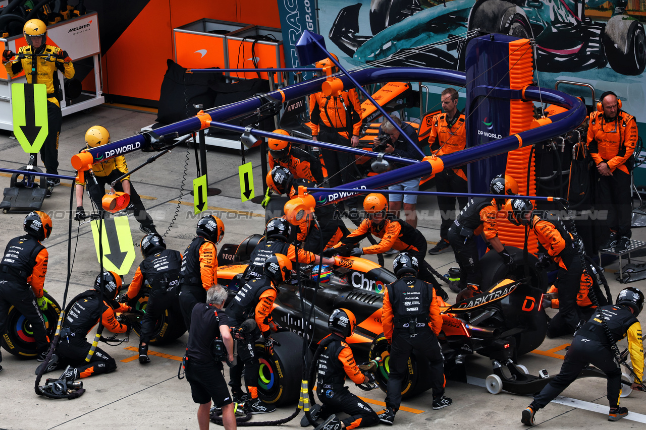 GP CINA, Oscar Piastri (AUS) McLaren MCL38 makes a pit stop.

21.04.2024. Formula 1 World Championship, Rd 5, Chinese Grand Prix, Shanghai, China, Gara Day.

 - www.xpbimages.com, EMail: requests@xpbimages.com © Copyright: Coates / XPB Images