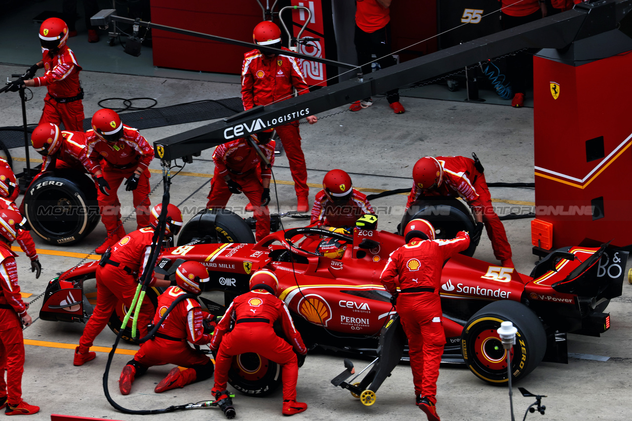 GP CINA, Carlos Sainz Jr (ESP) Ferrari SF-24 makes a pit stop.

21.04.2024. Formula 1 World Championship, Rd 5, Chinese Grand Prix, Shanghai, China, Gara Day.

 - www.xpbimages.com, EMail: requests@xpbimages.com © Copyright: Coates / XPB Images