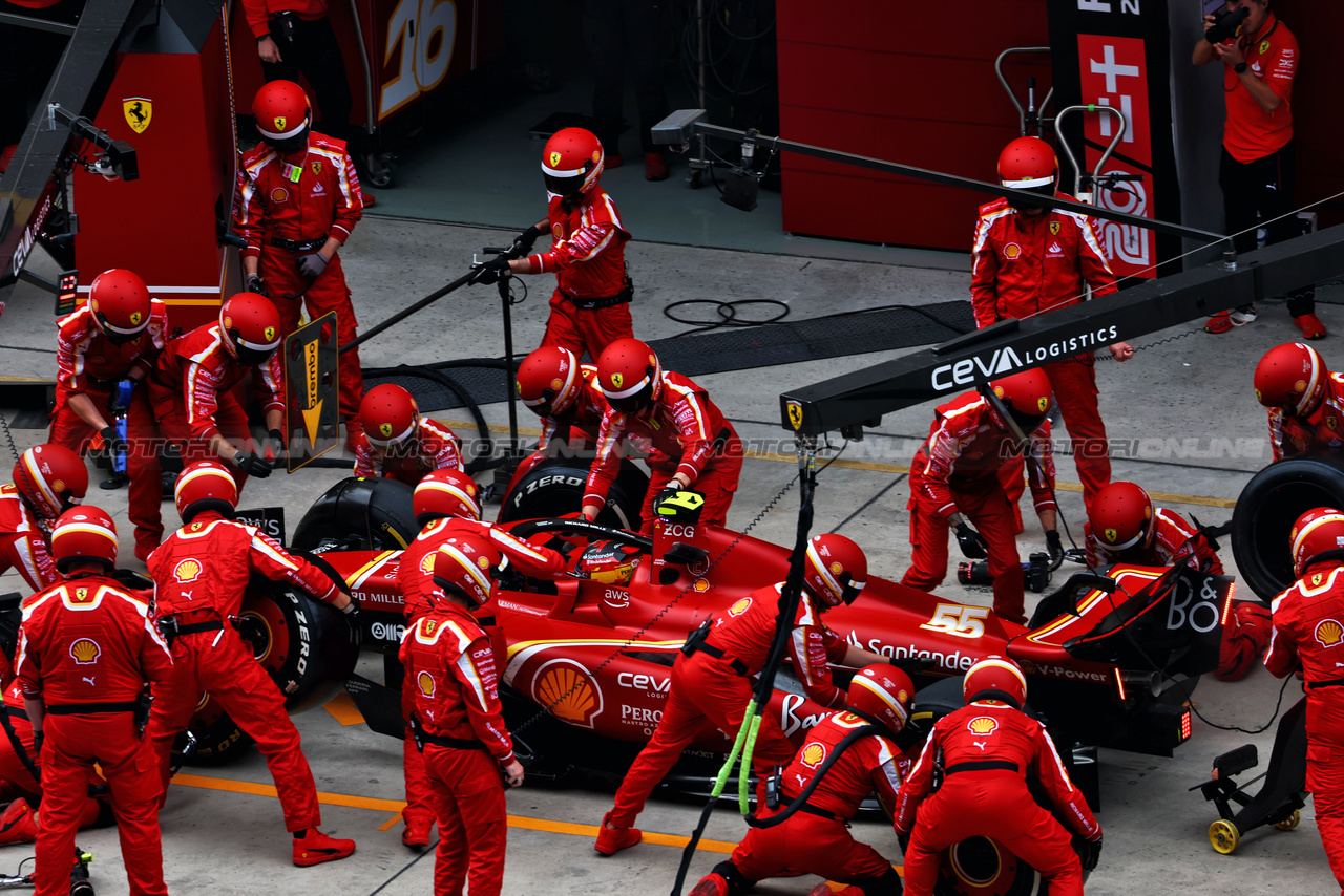 GP CINA, Carlos Sainz Jr (ESP) Ferrari SF-24 makes a pit stop.

21.04.2024. Formula 1 World Championship, Rd 5, Chinese Grand Prix, Shanghai, China, Gara Day.

 - www.xpbimages.com, EMail: requests@xpbimages.com © Copyright: Coates / XPB Images