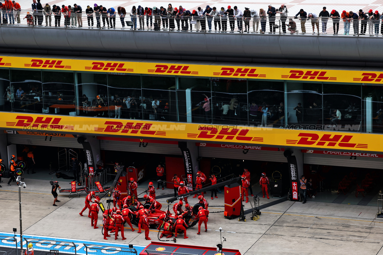 GP CINA, Charles Leclerc (MON) Ferrari SF-24 makes a pit stop.

21.04.2024. Formula 1 World Championship, Rd 5, Chinese Grand Prix, Shanghai, China, Gara Day.

 - www.xpbimages.com, EMail: requests@xpbimages.com © Copyright: Coates / XPB Images