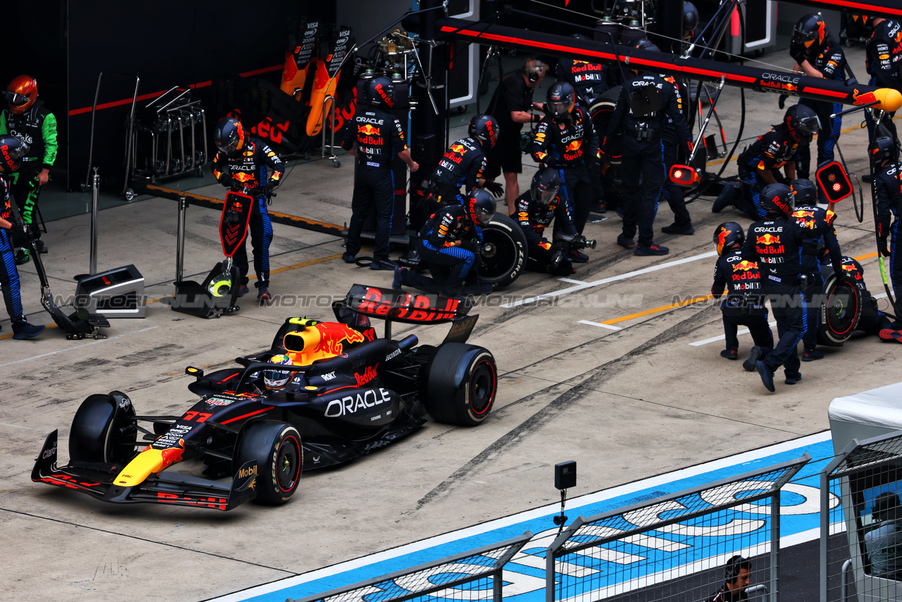 GP CINA, Sergio Perez (MEX) Red Bull Racing RB20 makes a pit stop.

21.04.2024. Formula 1 World Championship, Rd 5, Chinese Grand Prix, Shanghai, China, Gara Day.

 - www.xpbimages.com, EMail: requests@xpbimages.com © Copyright: Coates / XPB Images