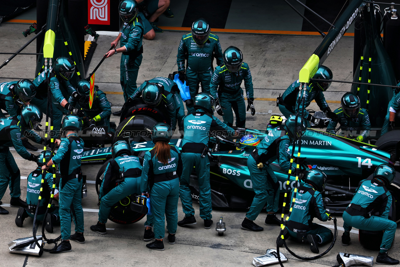 GP CINA, Fernando Alonso (ESP) Aston Martin F1 Team AMR24 makes a pit stop.

21.04.2024. Formula 1 World Championship, Rd 5, Chinese Grand Prix, Shanghai, China, Gara Day.

 - www.xpbimages.com, EMail: requests@xpbimages.com © Copyright: Coates / XPB Images