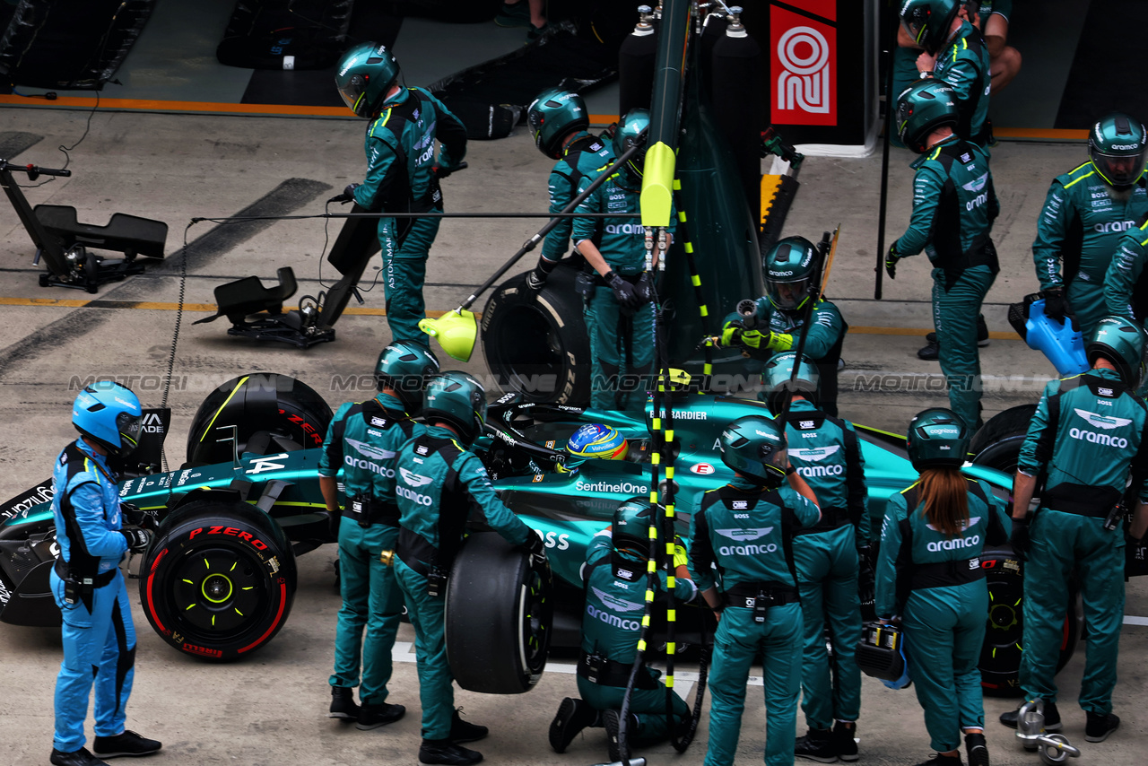 GP CINA, Fernando Alonso (ESP) Aston Martin F1 Team AMR24 makes a pit stop.

21.04.2024. Formula 1 World Championship, Rd 5, Chinese Grand Prix, Shanghai, China, Gara Day.

 - www.xpbimages.com, EMail: requests@xpbimages.com © Copyright: Coates / XPB Images