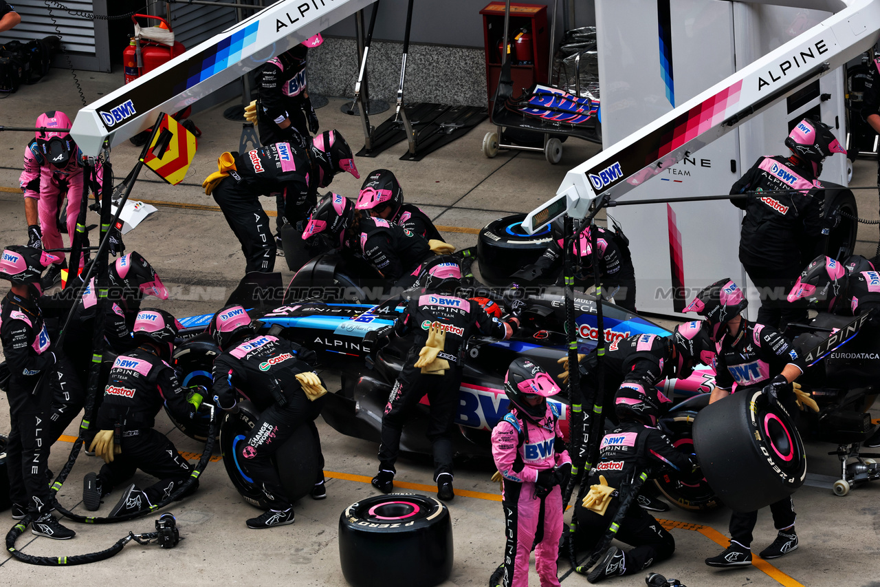 GP CINA, Esteban Ocon (FRA) Alpine F1 Team A524 makes a pit stop.

21.04.2024. Formula 1 World Championship, Rd 5, Chinese Grand Prix, Shanghai, China, Gara Day.

 - www.xpbimages.com, EMail: requests@xpbimages.com © Copyright: Coates / XPB Images