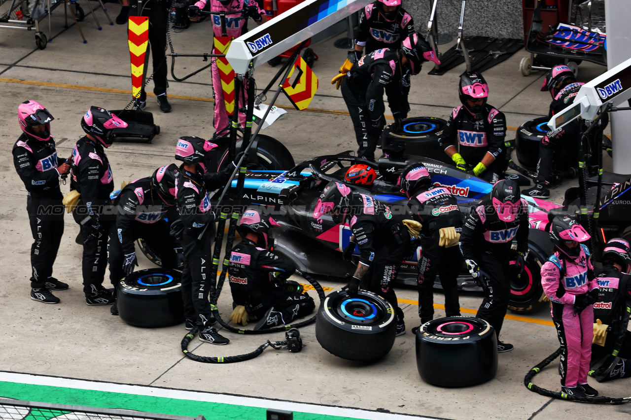 GP CINA, Esteban Ocon (FRA) Alpine F1 Team A524 makes a pit stop.

21.04.2024. Formula 1 World Championship, Rd 5, Chinese Grand Prix, Shanghai, China, Gara Day.

 - www.xpbimages.com, EMail: requests@xpbimages.com © Copyright: Coates / XPB Images