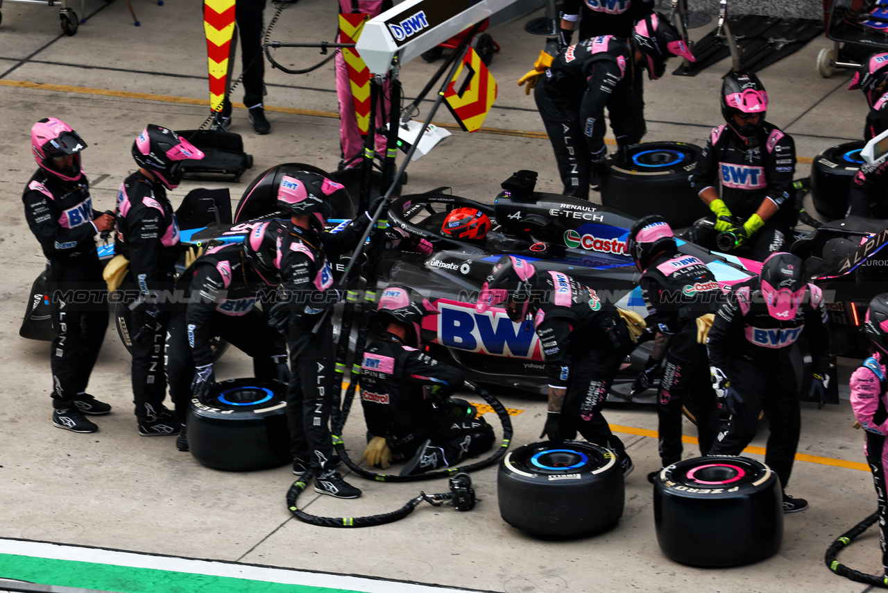 GP CINA, Esteban Ocon (FRA) Alpine F1 Team A524 makes a pit stop.

21.04.2024. Formula 1 World Championship, Rd 5, Chinese Grand Prix, Shanghai, China, Gara Day.

 - www.xpbimages.com, EMail: requests@xpbimages.com © Copyright: Coates / XPB Images