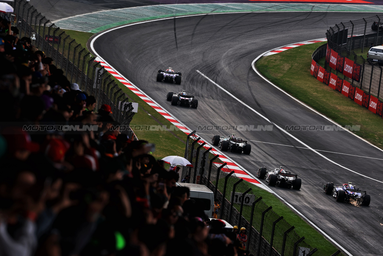 GP CINA, Kevin Magnussen (DEN) Haas VF-24 e Logan Sargeant (USA) Williams Racing FW46.

21.04.2024. Formula 1 World Championship, Rd 5, Chinese Grand Prix, Shanghai, China, Gara Day.

 - www.xpbimages.com, EMail: requests@xpbimages.com © Copyright: Coates / XPB Images