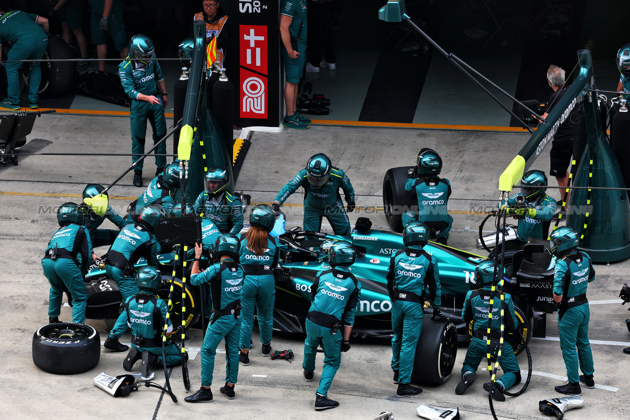 GP CINA, Lance Stroll (CDN) Aston Martin F1 Team AMR24 makes a pit stop.

21.04.2024. Formula 1 World Championship, Rd 5, Chinese Grand Prix, Shanghai, China, Gara Day.

 - www.xpbimages.com, EMail: requests@xpbimages.com © Copyright: Coates / XPB Images