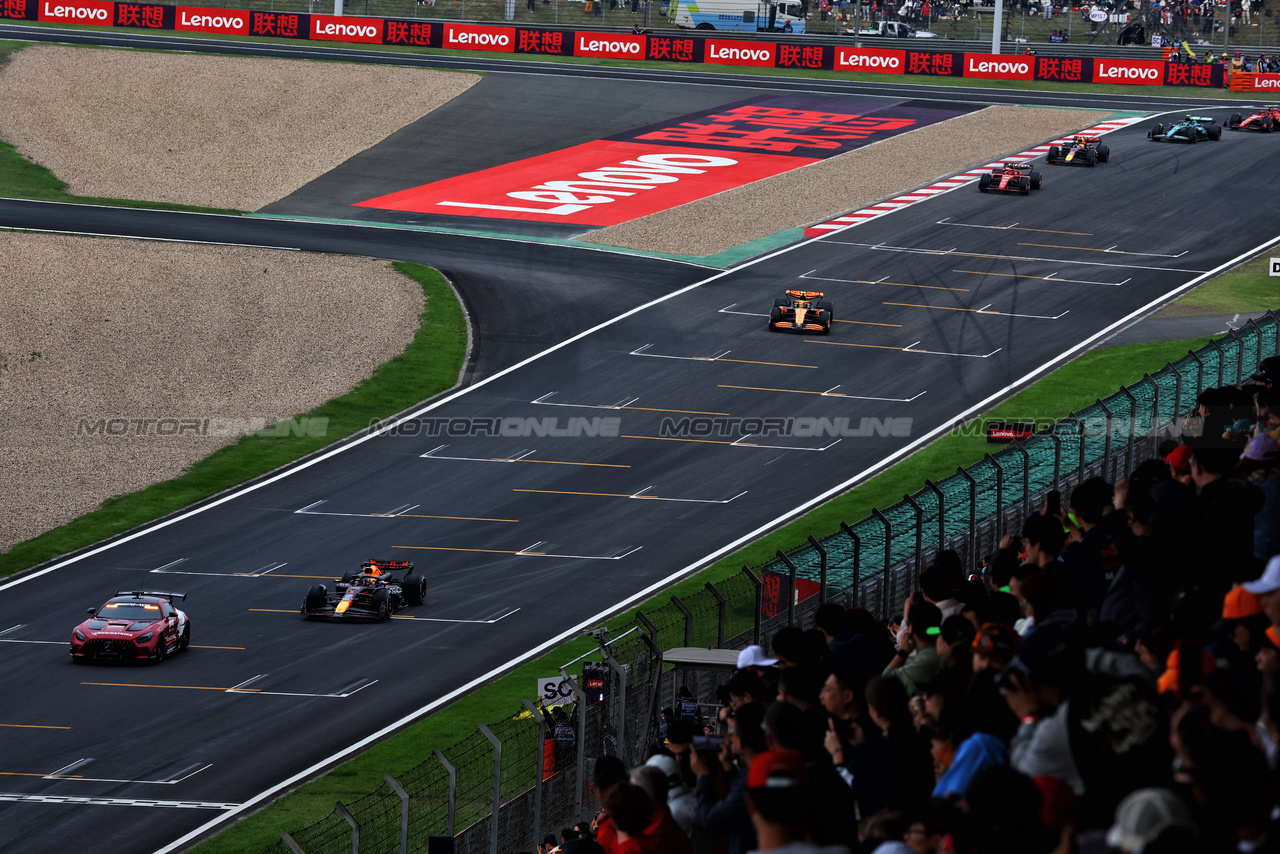 GP CINA, Max Verstappen (NLD) Red Bull Racing RB20 davanti a behind the Mercedes FIA Safety Car.

21.04.2024. Formula 1 World Championship, Rd 5, Chinese Grand Prix, Shanghai, China, Gara Day.

 - www.xpbimages.com, EMail: requests@xpbimages.com © Copyright: Coates / XPB Images