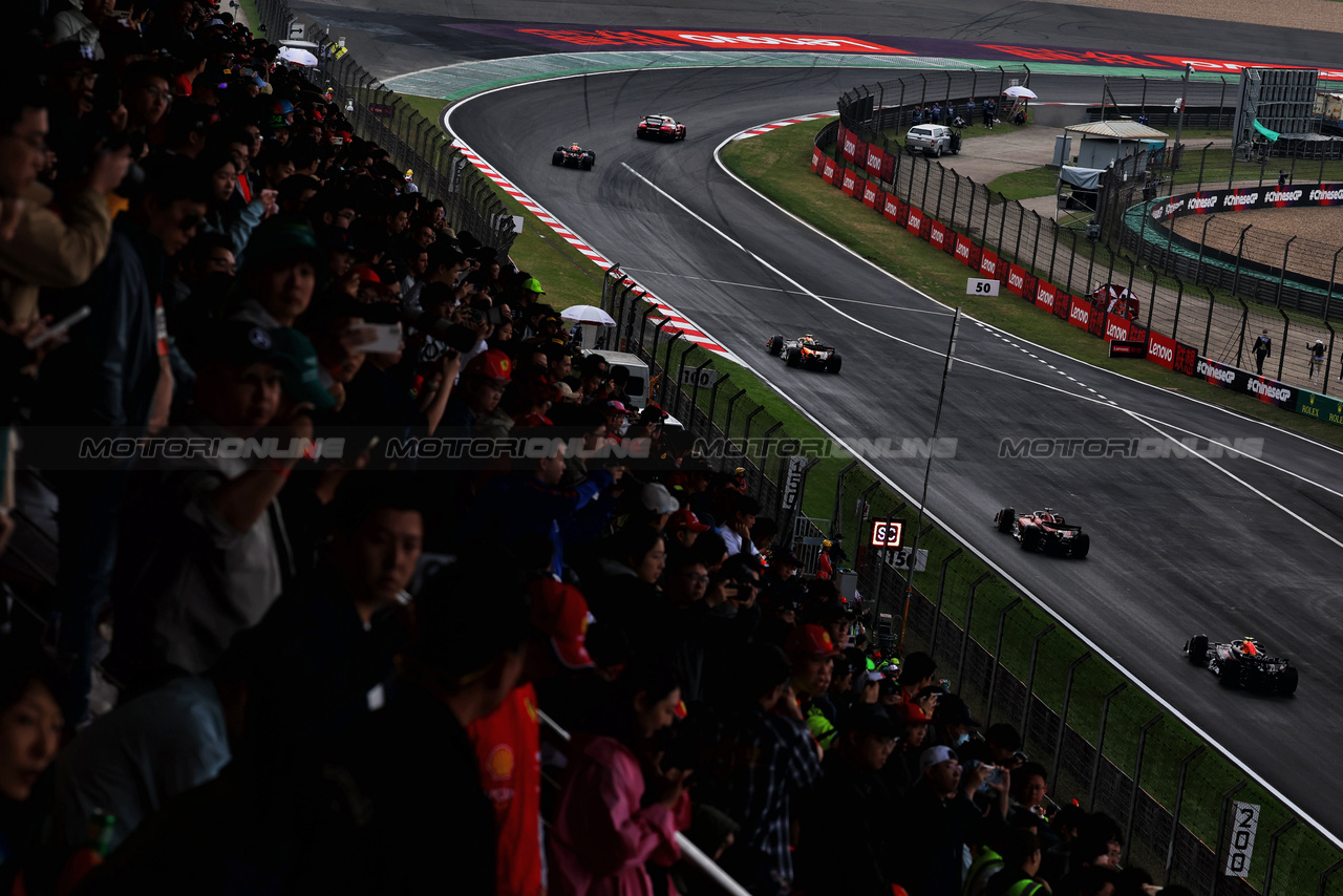 GP CINA, Max Verstappen (NLD) Red Bull Racing RB20 davanti a behind the Mercedes FIA Safety Car.

21.04.2024. Formula 1 World Championship, Rd 5, Chinese Grand Prix, Shanghai, China, Gara Day.

 - www.xpbimages.com, EMail: requests@xpbimages.com © Copyright: Coates / XPB Images