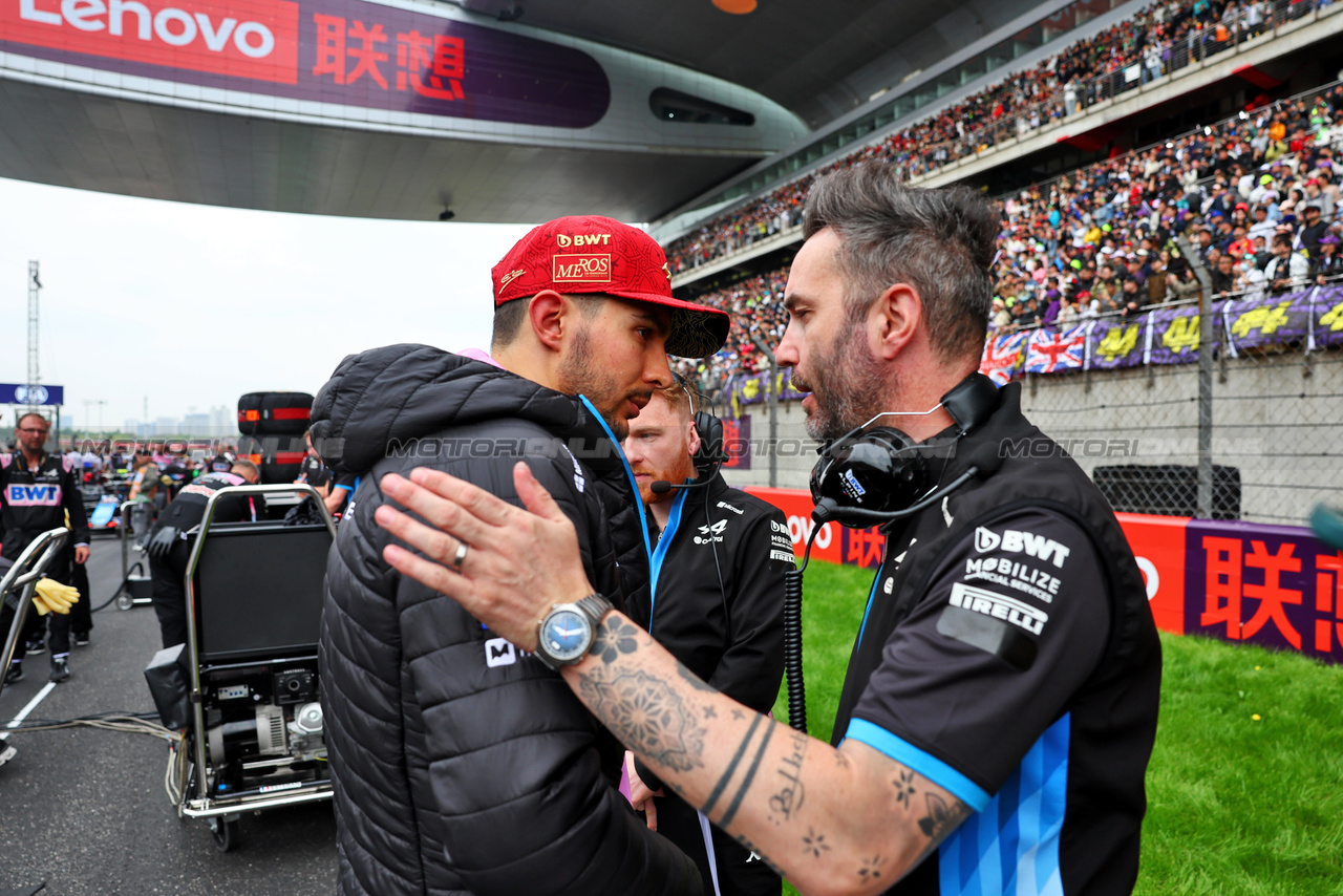 GP CINA, (L to R): Esteban Ocon (FRA) Alpine F1 Team with Julian Rouse (GBR) Alpine F1 Team Sporting Director on the grid.

21.04.2024. Formula 1 World Championship, Rd 5, Chinese Grand Prix, Shanghai, China, Gara Day.

- www.xpbimages.com, EMail: requests@xpbimages.com © Copyright: Batchelor / XPB Images