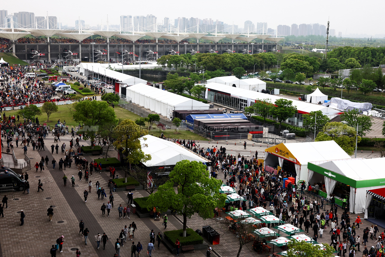 GP CINA, Circuit Atmosfera - fans leave the circuit at the end of the race.

21.04.2024. Formula 1 World Championship, Rd 5, Chinese Grand Prix, Shanghai, China, Gara Day.

 - www.xpbimages.com, EMail: requests@xpbimages.com © Copyright: Coates / XPB Images