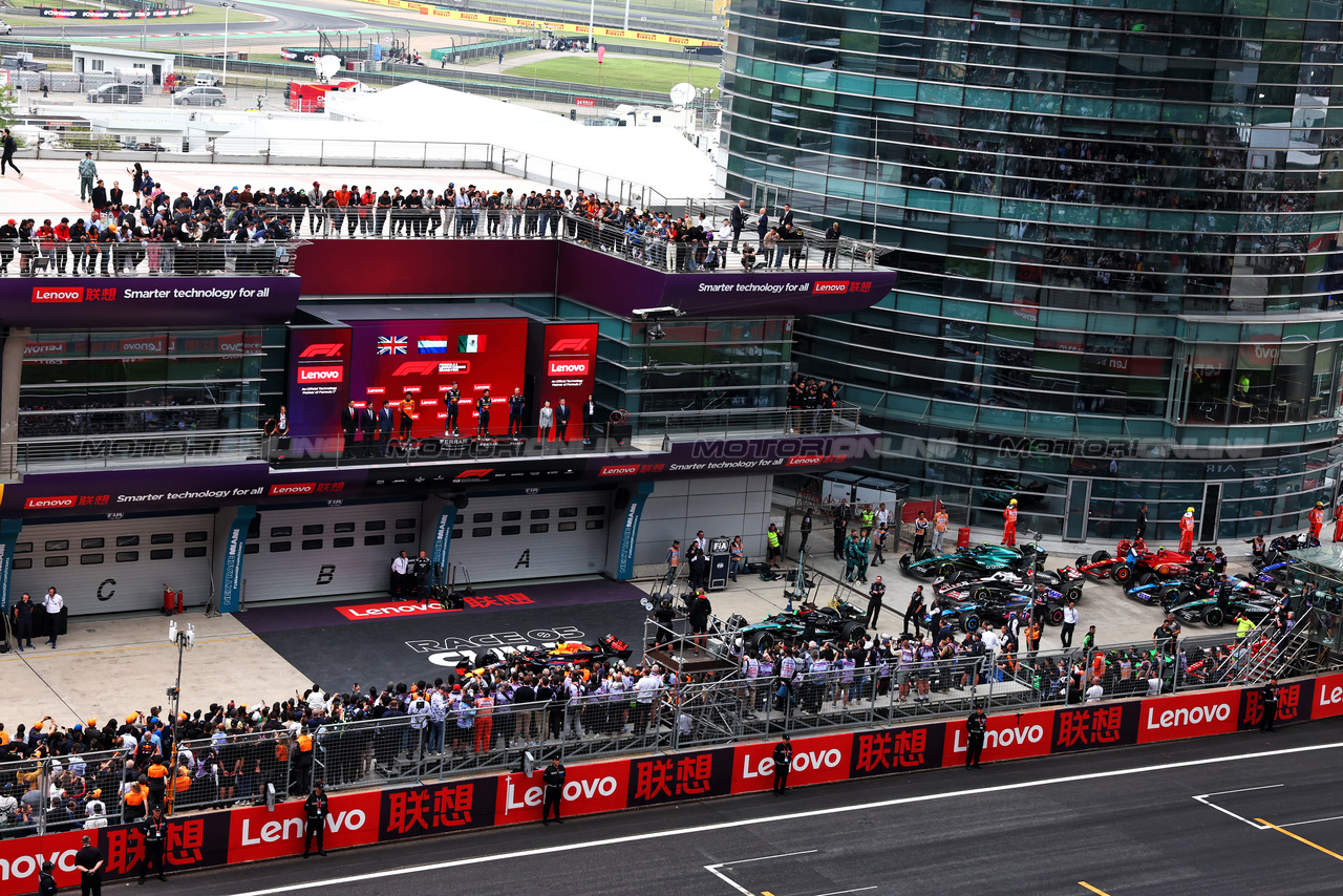 GP CINA, The podium (L to R): Lando Norris (GBR) McLaren, second; Max Verstappen (NLD) Red Bull Racing, vincitore; Sergio Perez (MEX) Red Bull Racing, third; Paul Monaghan (GBR) Red Bull Racing Chief Engineer.

21.04.2024. Formula 1 World Championship, Rd 5, Chinese Grand Prix, Shanghai, China, Gara Day.

 - www.xpbimages.com, EMail: requests@xpbimages.com © Copyright: Coates / XPB Images