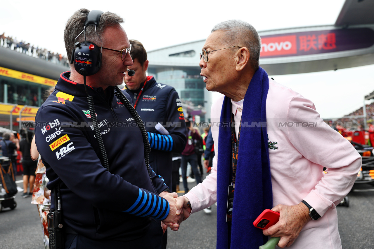 GP CINA, (L to R): Christian Horner (GBR) Red Bull Racing Team Principal with Colin Syn (SIN) Singapore GP Promotor on the grid.

21.04.2024. Formula 1 World Championship, Rd 5, Chinese Grand Prix, Shanghai, China, Gara Day.

- www.xpbimages.com, EMail: requests@xpbimages.com © Copyright: Batchelor / XPB Images