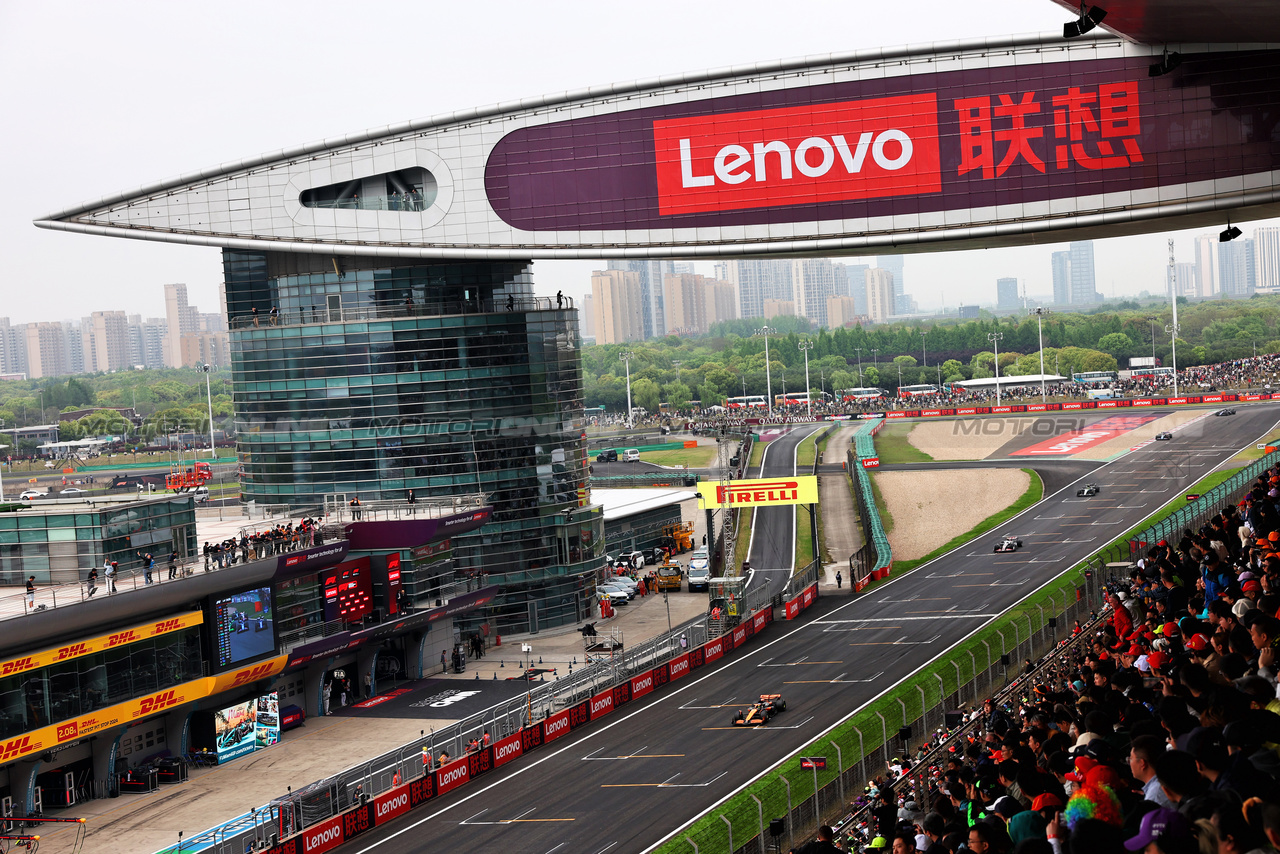 GP CINA, Oscar Piastri (AUS) McLaren MCL38.

21.04.2024. Formula 1 World Championship, Rd 5, Chinese Grand Prix, Shanghai, China, Gara Day.

 - www.xpbimages.com, EMail: requests@xpbimages.com © Copyright: Coates / XPB Images