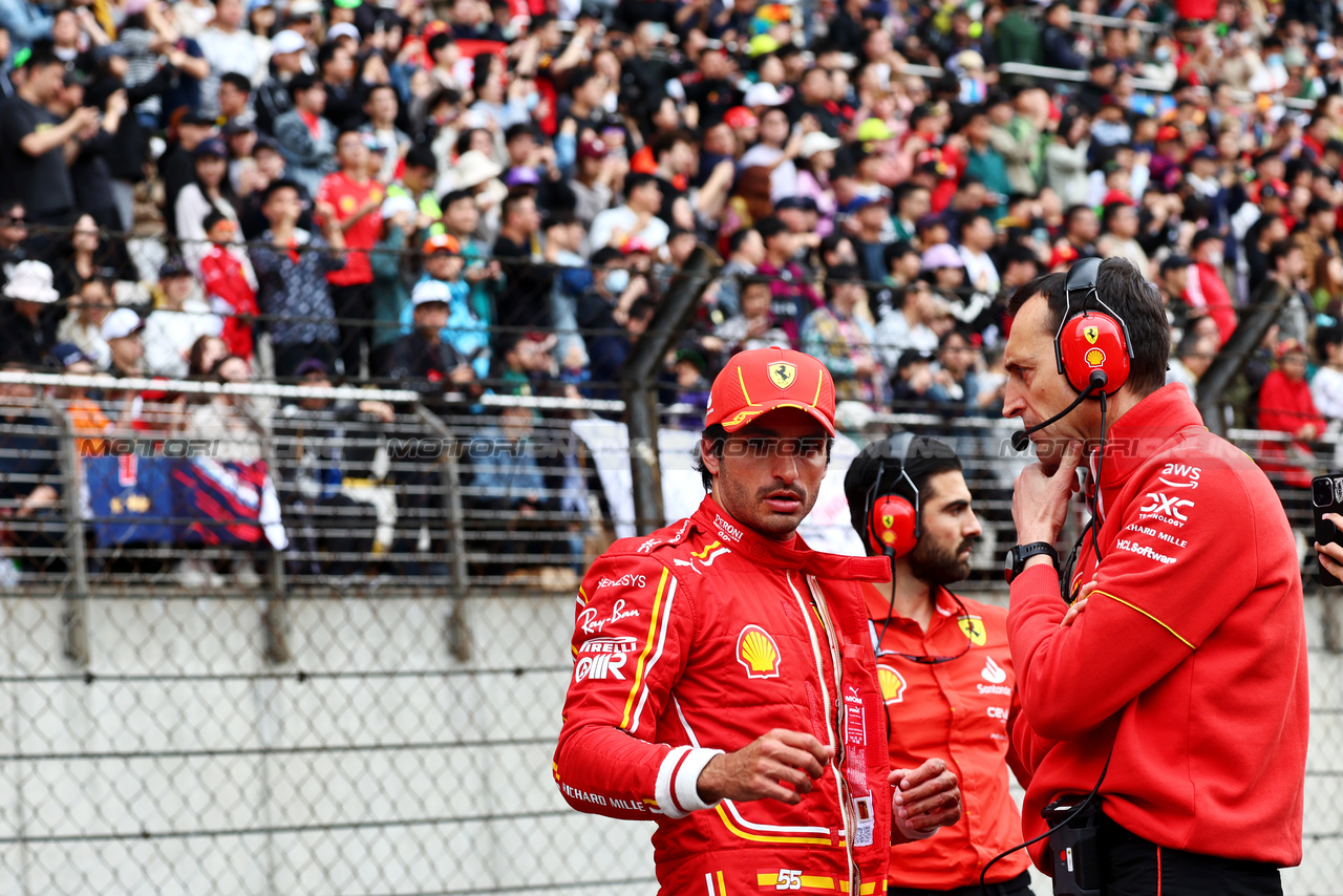 GP CINA, Carlos Sainz Jr (ESP) Ferrari on the grid.

21.04.2024. Formula 1 World Championship, Rd 5, Chinese Grand Prix, Shanghai, China, Gara Day.

- www.xpbimages.com, EMail: requests@xpbimages.com © Copyright: Batchelor / XPB Images