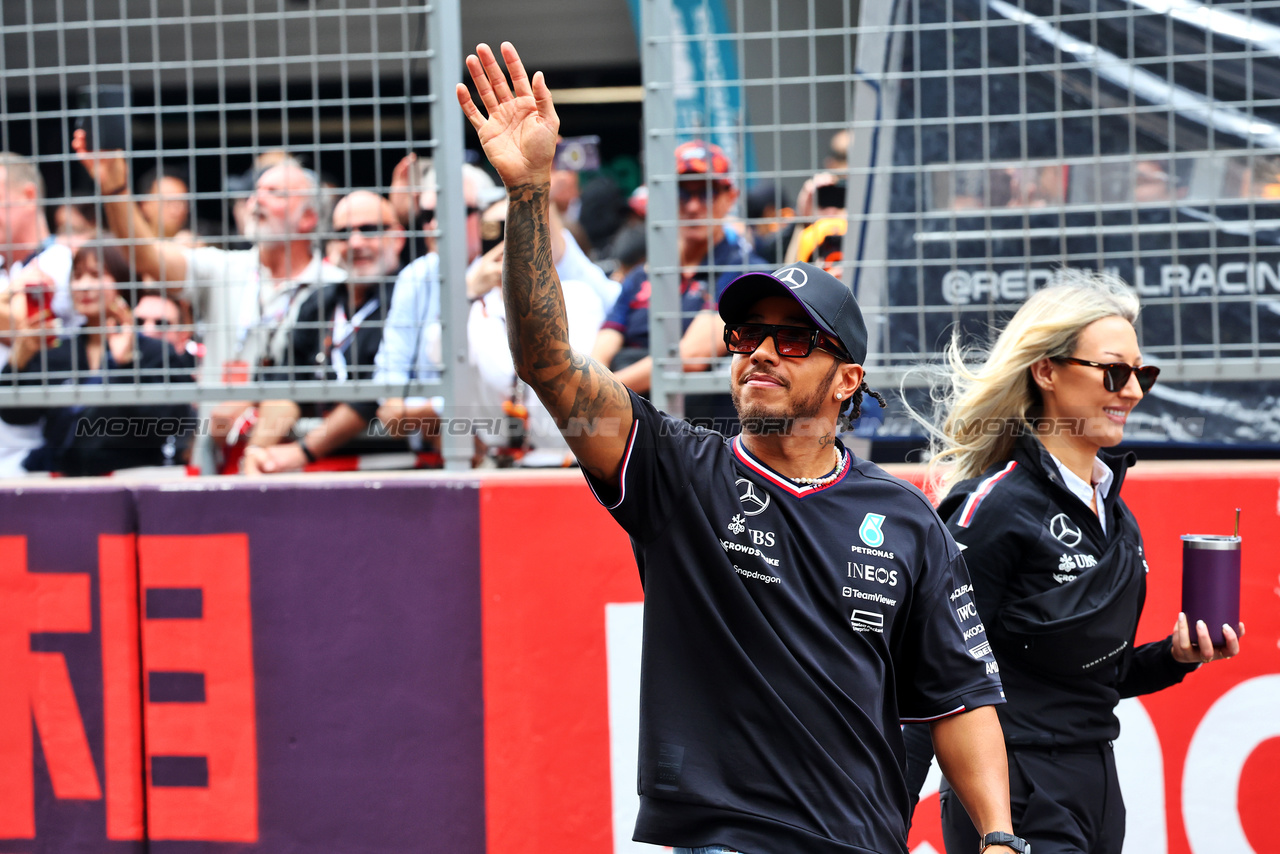 GP CINA, Lewis Hamilton (GBR) Mercedes AMG F1 on the drivers' parade.

21.04.2024. Formula 1 World Championship, Rd 5, Chinese Grand Prix, Shanghai, China, Gara Day.

- www.xpbimages.com, EMail: requests@xpbimages.com © Copyright: Batchelor / XPB Images