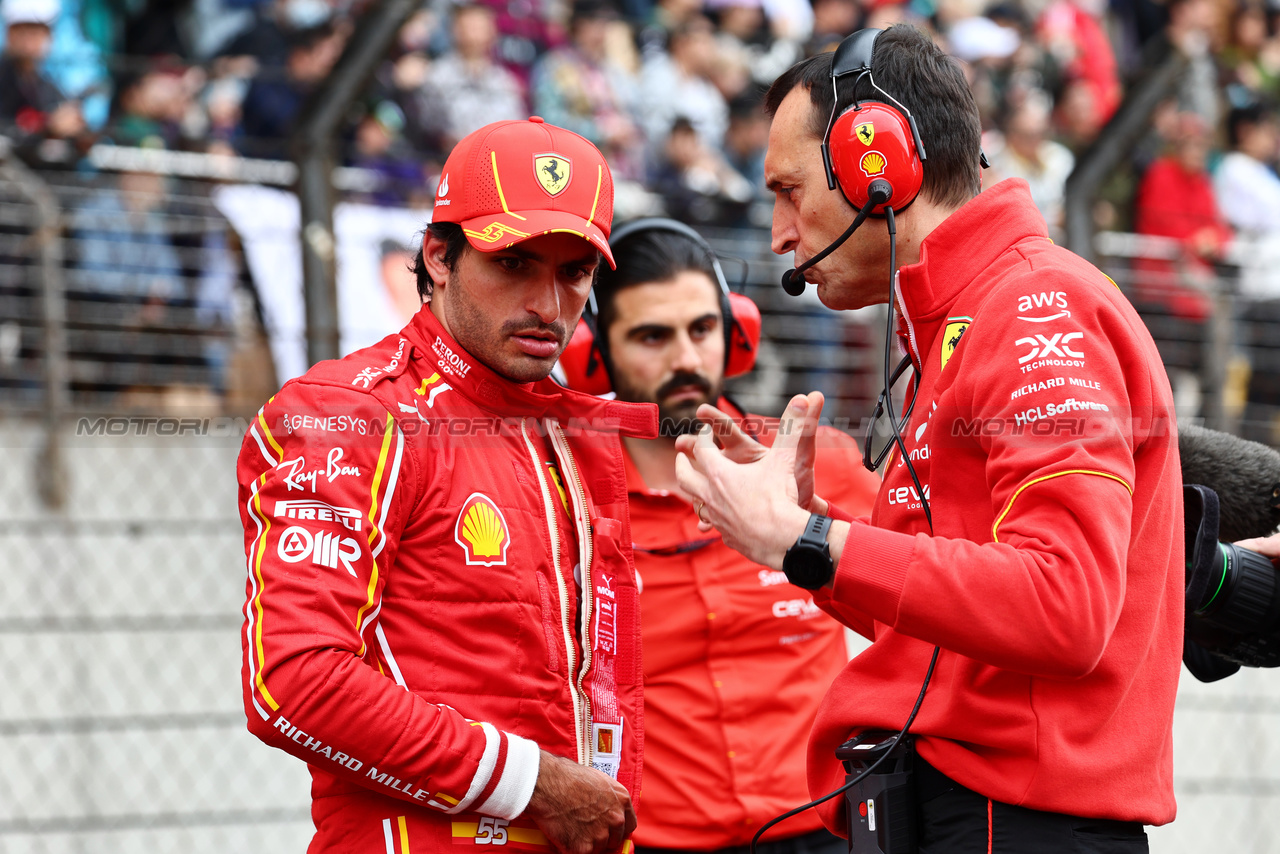 GP CINA, Carlos Sainz Jr (ESP) Ferrari on the grid.

21.04.2024. Formula 1 World Championship, Rd 5, Chinese Grand Prix, Shanghai, China, Gara Day.

- www.xpbimages.com, EMail: requests@xpbimages.com © Copyright: Batchelor / XPB Images