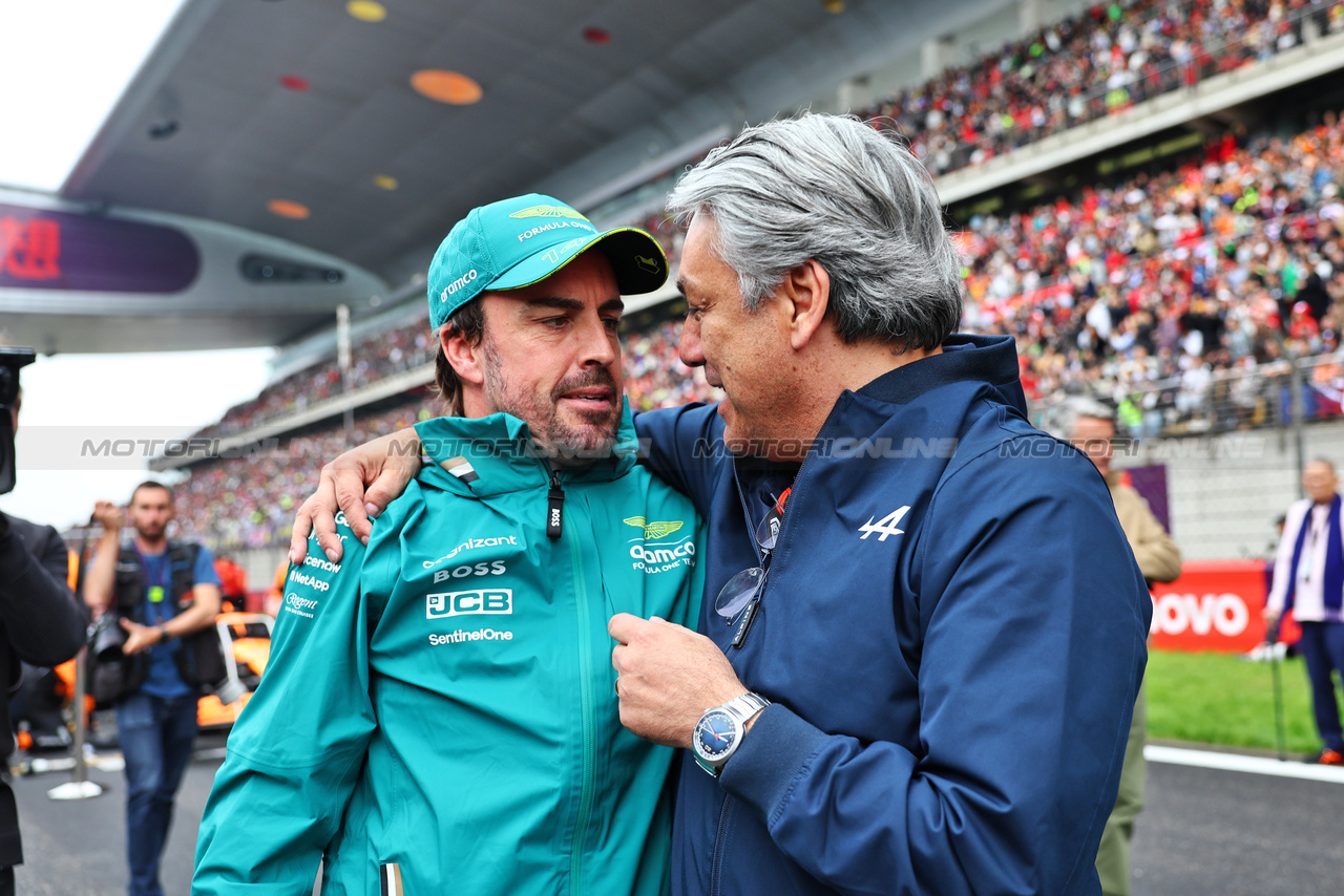 GP CINA, (L to R): Fernando Alonso (ESP) Aston Martin F1 Team with Luca de Meo (ITA) Groupe Renault Chief Executive Officer on the grid.

21.04.2024. Formula 1 World Championship, Rd 5, Chinese Grand Prix, Shanghai, China, Gara Day.

- www.xpbimages.com, EMail: requests@xpbimages.com © Copyright: Batchelor / XPB Images