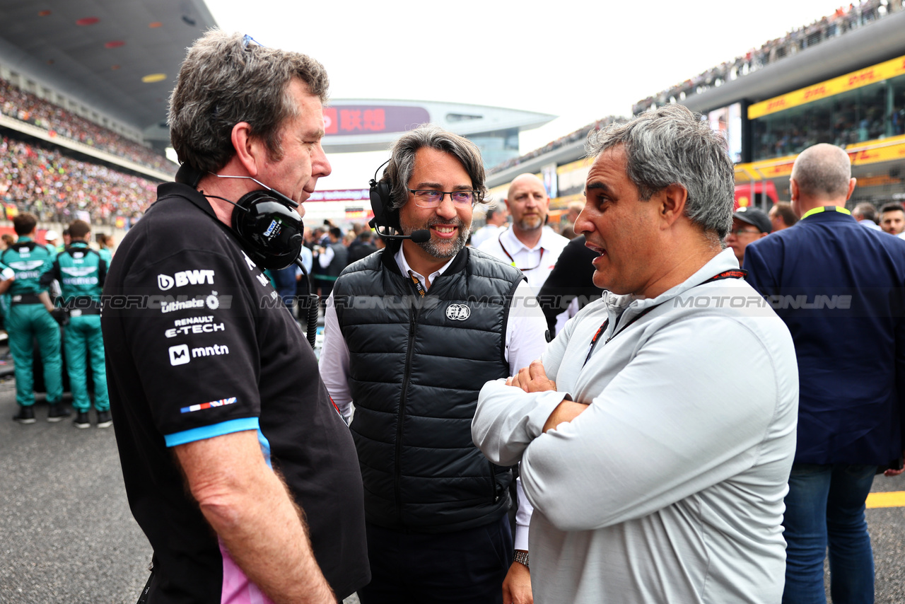 GP CINA, Bruno Famin (FRA) Alpine Motorsports Vice President e Alpine F1 Team Team Principal (Left) with Juan Pablo Montoya (COL) (Right) on the grid.

21.04.2024. Formula 1 World Championship, Rd 5, Chinese Grand Prix, Shanghai, China, Gara Day.

- www.xpbimages.com, EMail: requests@xpbimages.com © Copyright: Batchelor / XPB Images